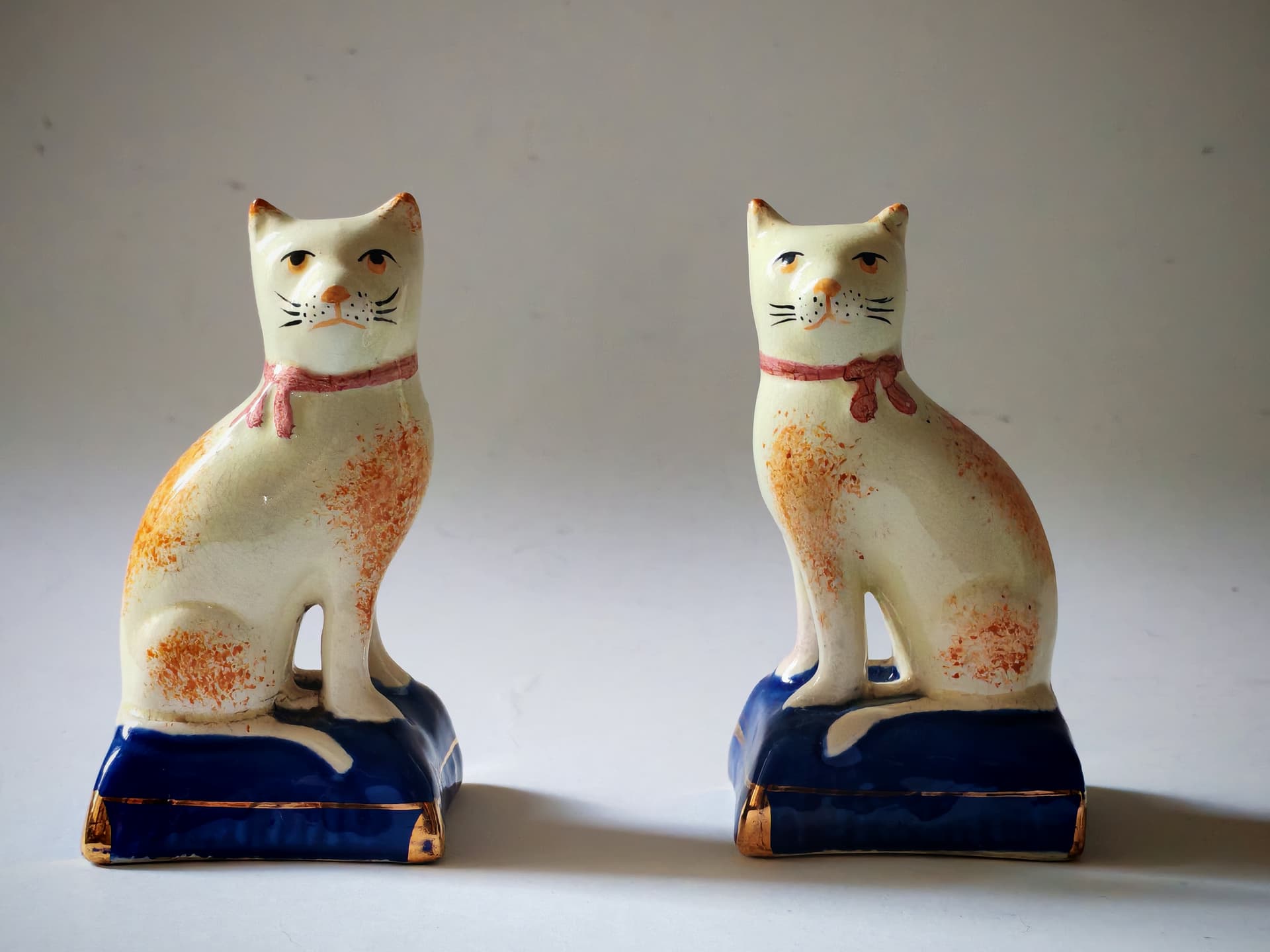 Para figurek kotów Staffordshire, pomarańczowy, porcelana, Wielka Brytania, lata 70. - 147027