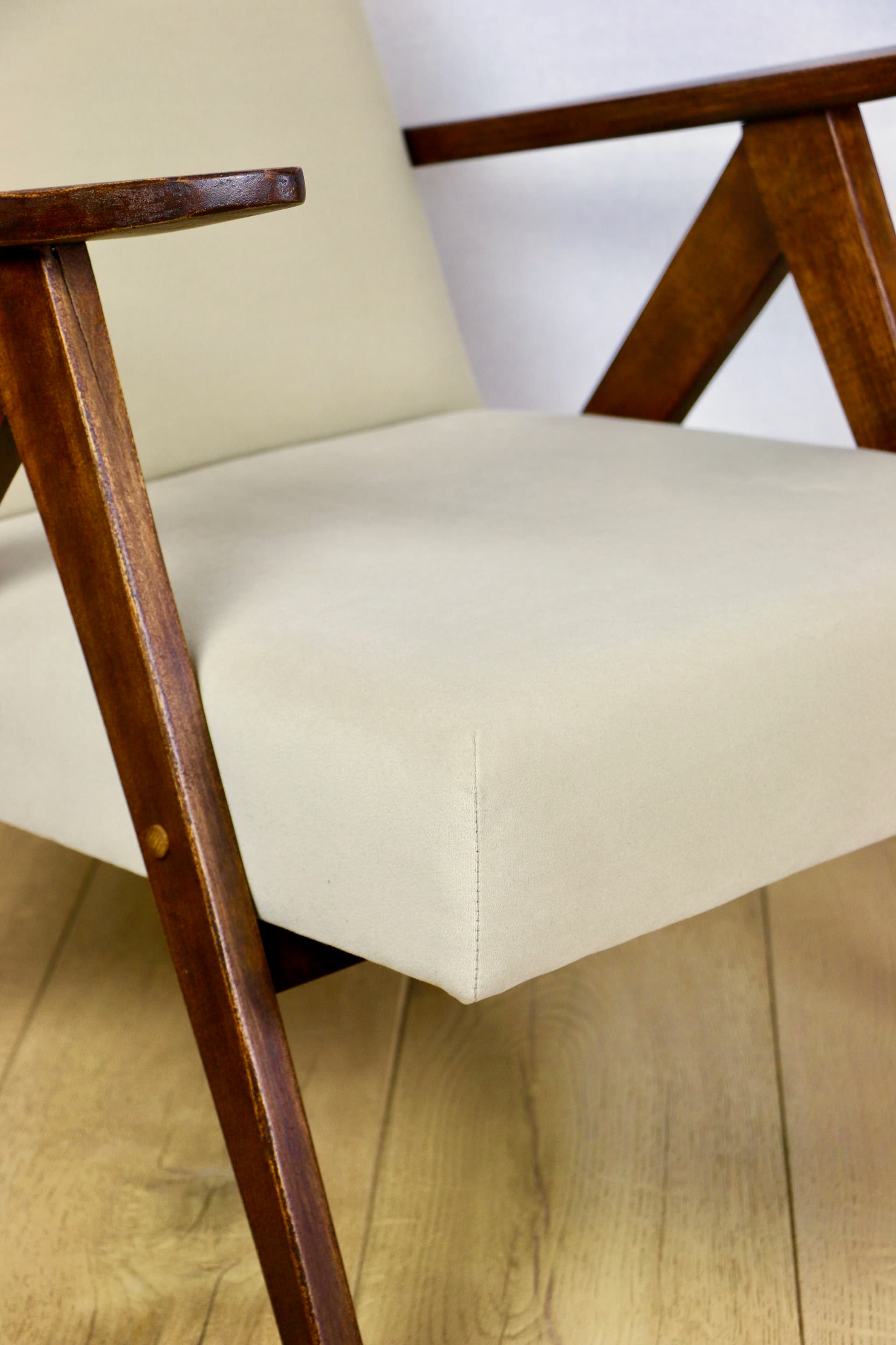 Fotel B-310 VAR Jade, welwet beżowy, orzech, Polska, lata 70. - 147156