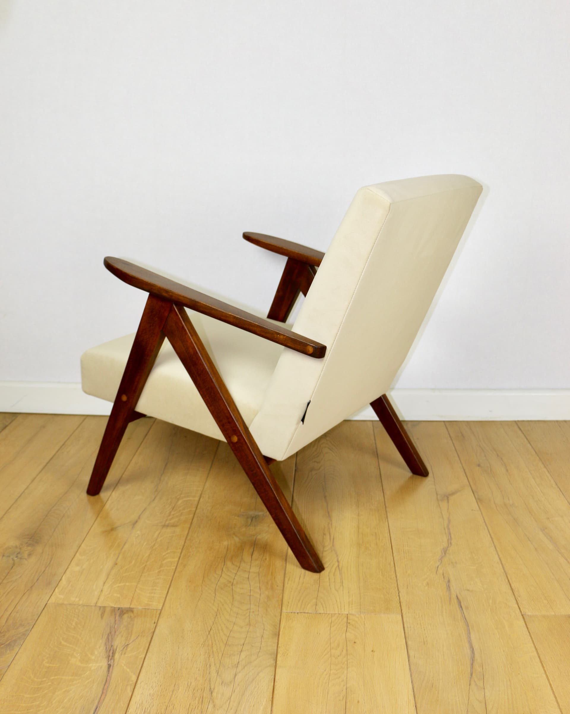 Fotel B-310 VAR Jade, welwet beżowy, orzech, Polska, lata 70. - 147154