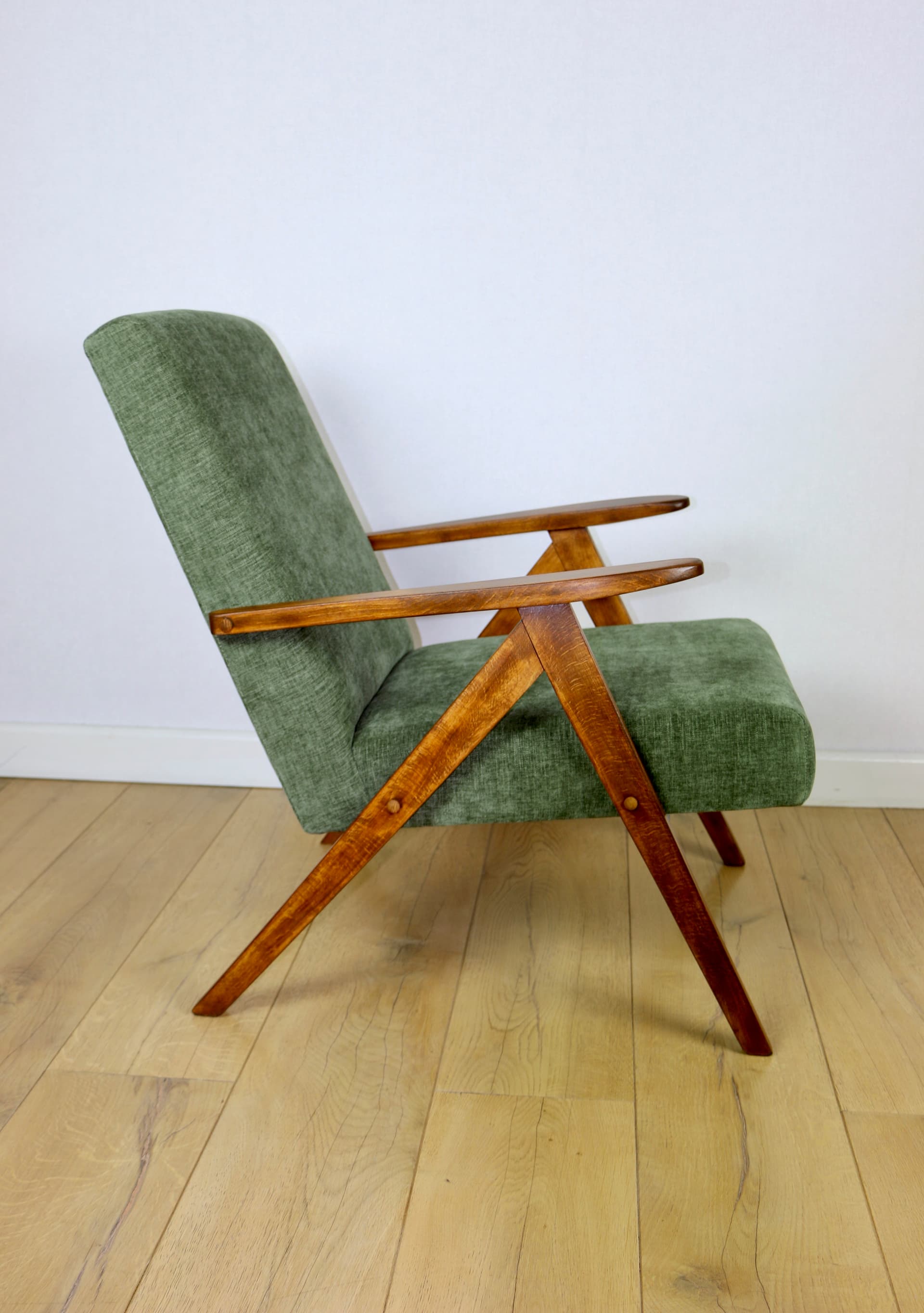 Fotel B-310 VAR, velvet zielony, orzech, Polska, lata 70. - 147175