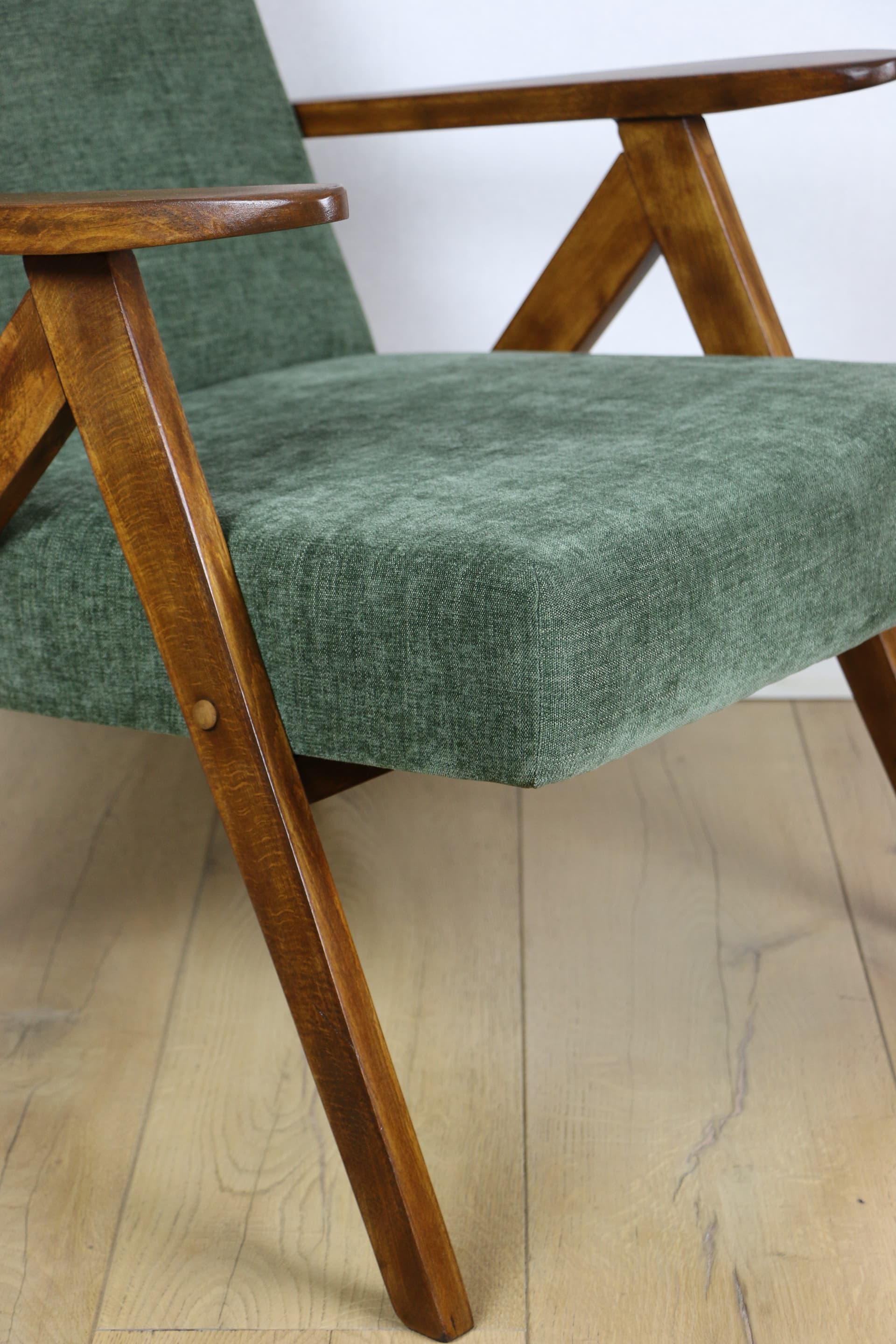 Fotel B-310 VAR, velvet zielony, orzech, Polska, lata 70. - 147174