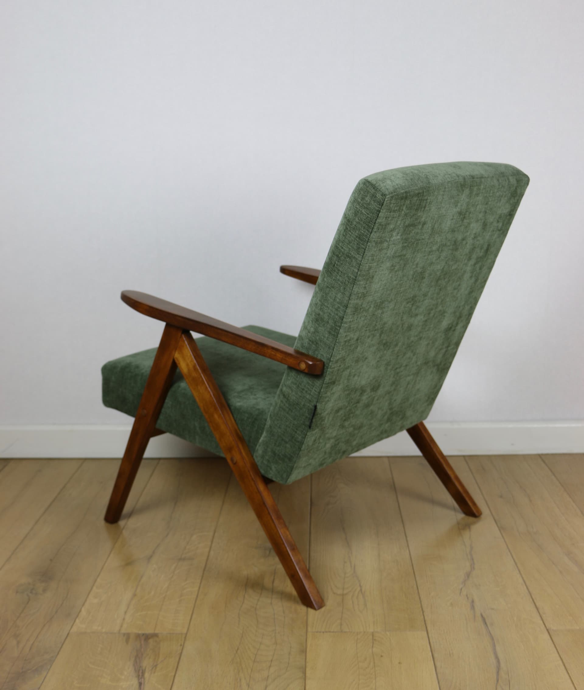 Fotel B-310 VAR, velvet zielony, orzech, Polska, lata 70. - 147170