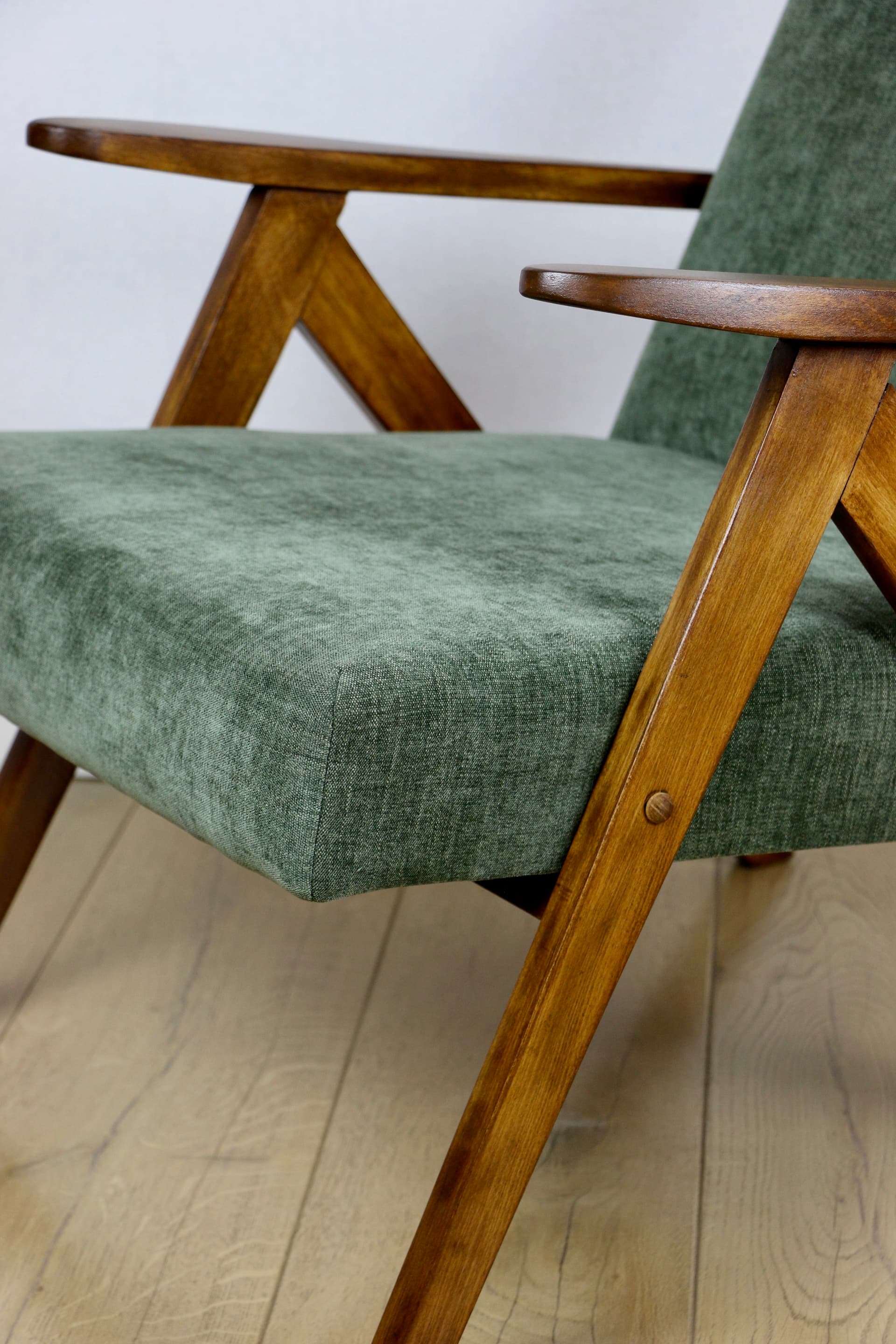 Fotel B-310 VAR, velvet zielony, orzech, Polska, lata 70. - 147176