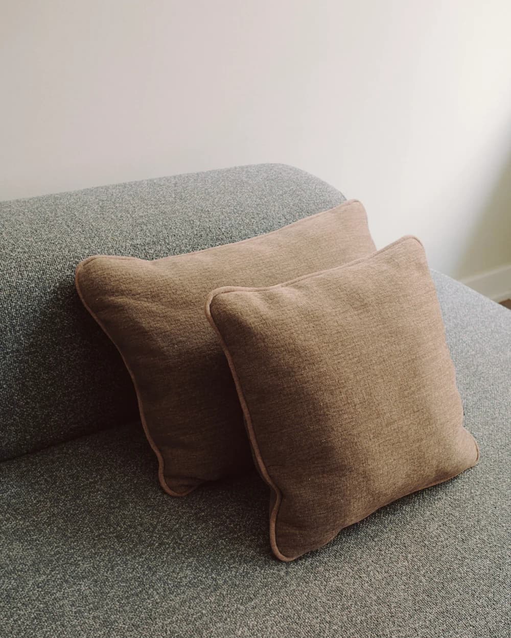 Poduszka Miu, brązowa, 35x35 cm, Feum - 147406