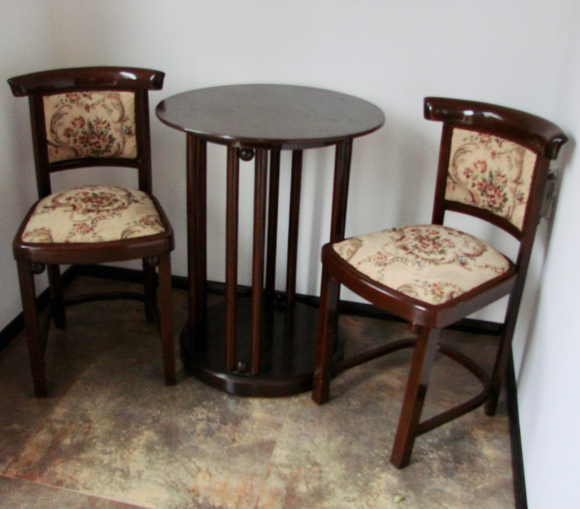 Komplet stolik i dwa krzesła, brązowy, buk, proj. J. Hoffmann, lata 30. - 148196