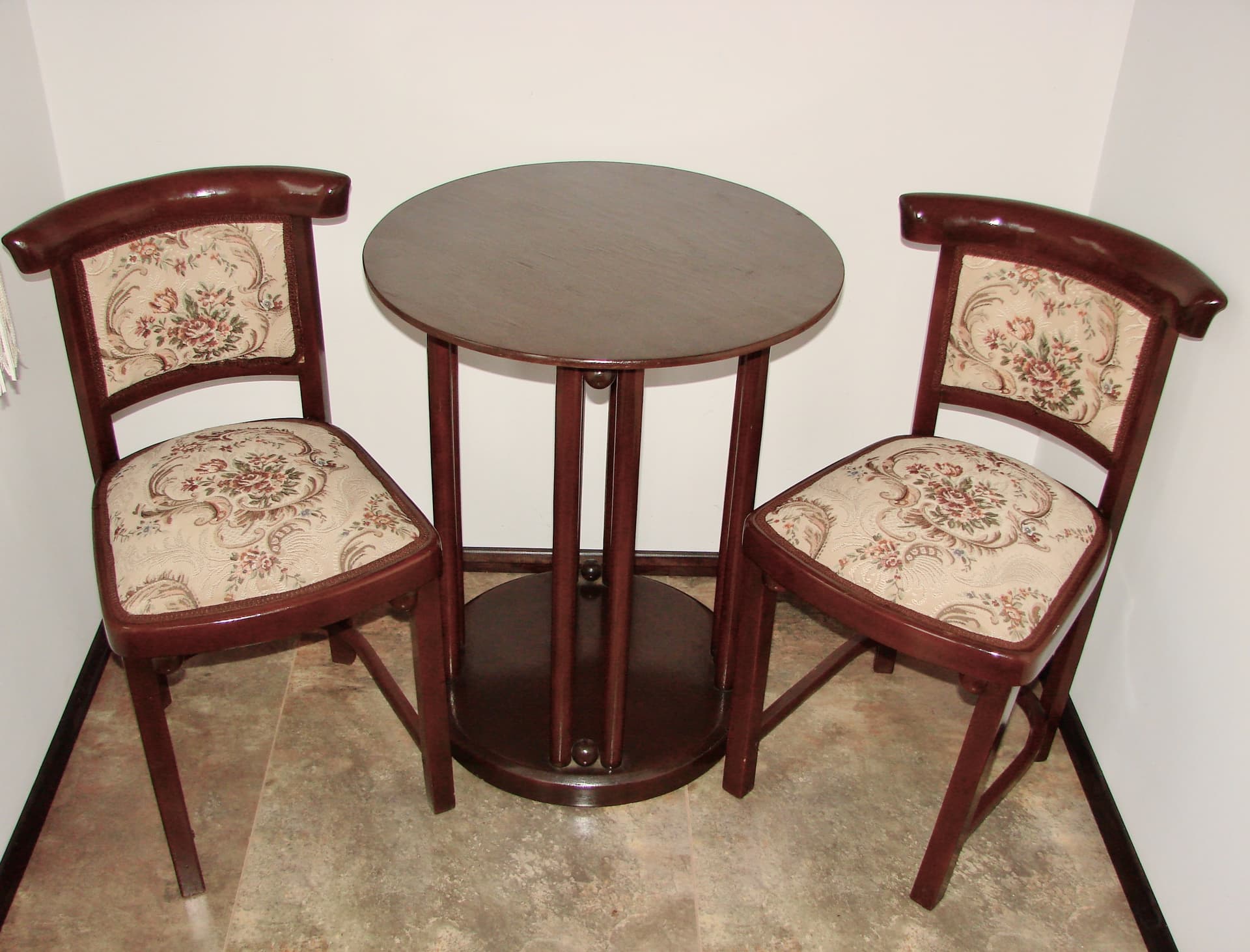 Komplet stolik i dwa krzesła, brązowy, buk, proj. J. Hoffmann, lata 30. - 148194