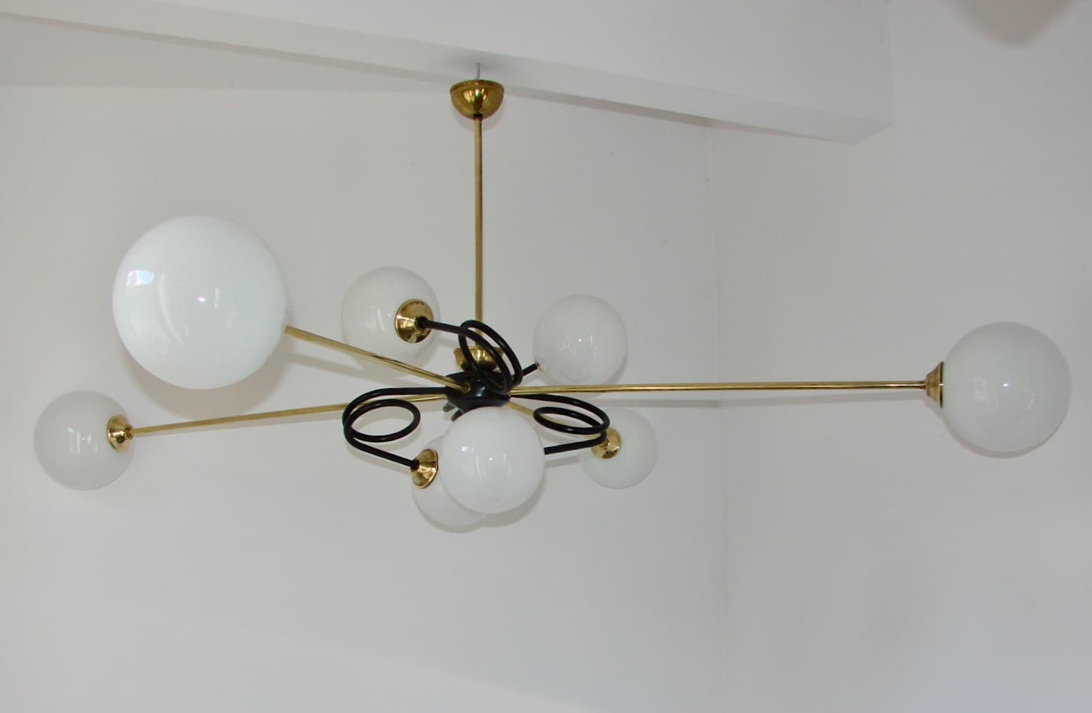 Żyrandol Mid-century, mosiądz złoty, metal czarny, szkło białe, lata 60. - 148217