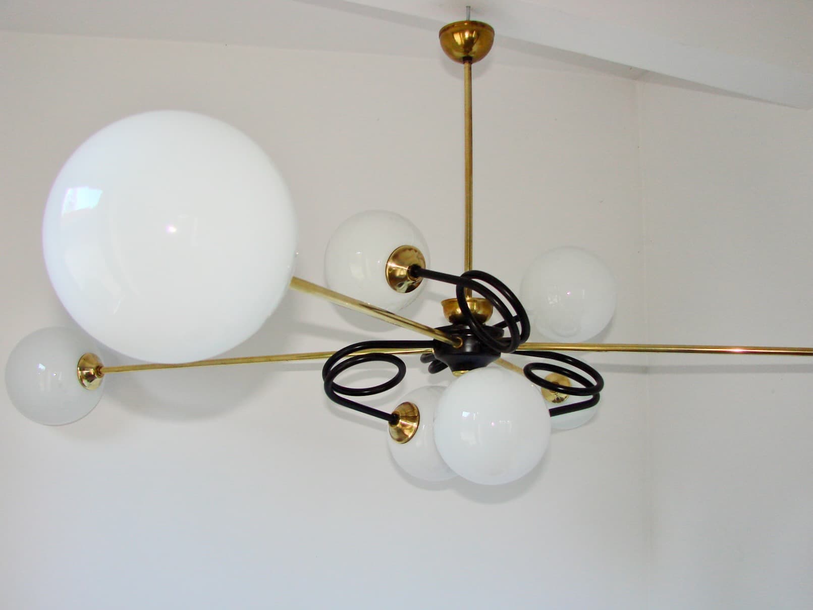 Żyrandol Mid-century, mosiądz złoty, metal czarny, szkło białe, lata 60. - 148218