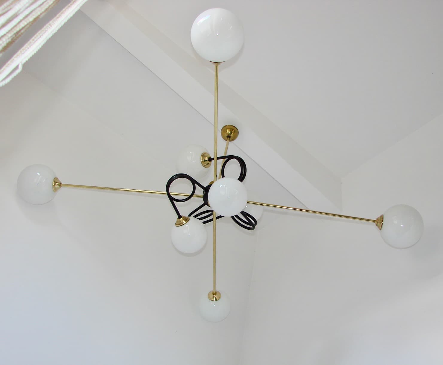 Żyrandol Mid-century, mosiądz złoty, metal czarny, szkło białe, lata 60. - 148220