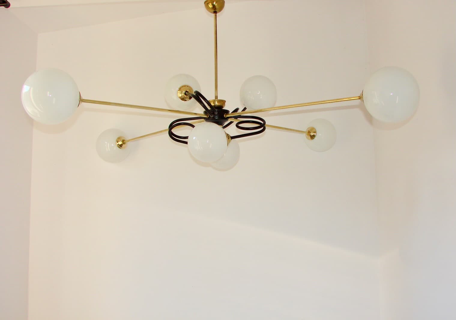 Żyrandol Mid-century, mosiądz złoty, metal czarny, szkło białe, lata 60. - 148215