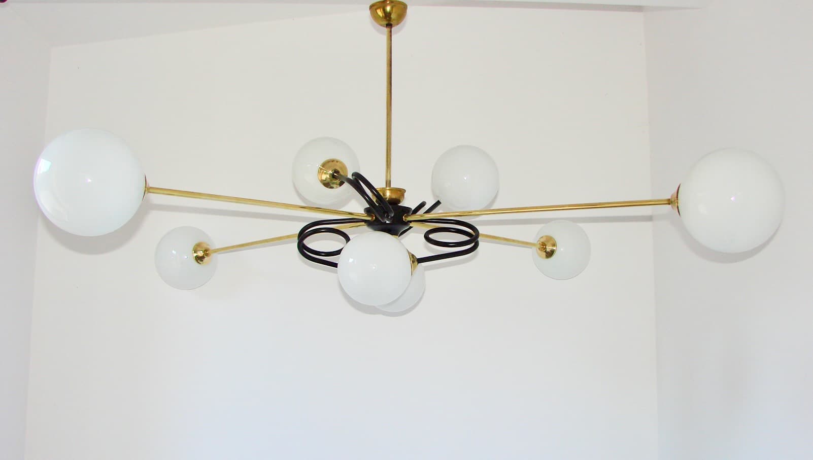 Żyrandol Mid-century, mosiądz złoty, metal czarny, szkło białe, lata 60. - 148214