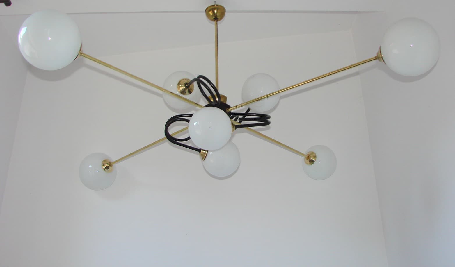 Żyrandol Mid-century, mosiądz złoty, metal czarny, szkło białe, lata 60. - 148216
