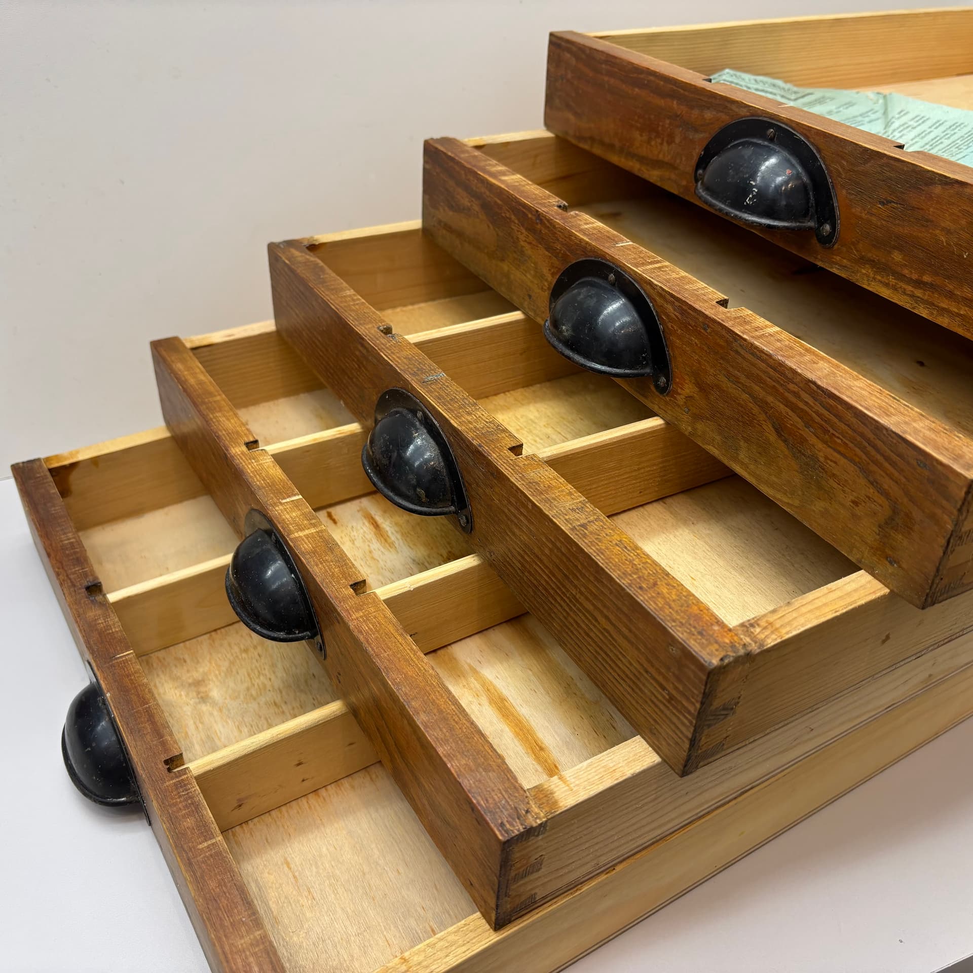 Organizer, brązowy, sosna, sklejka, metal, Niemcy, lata 50. - 149558