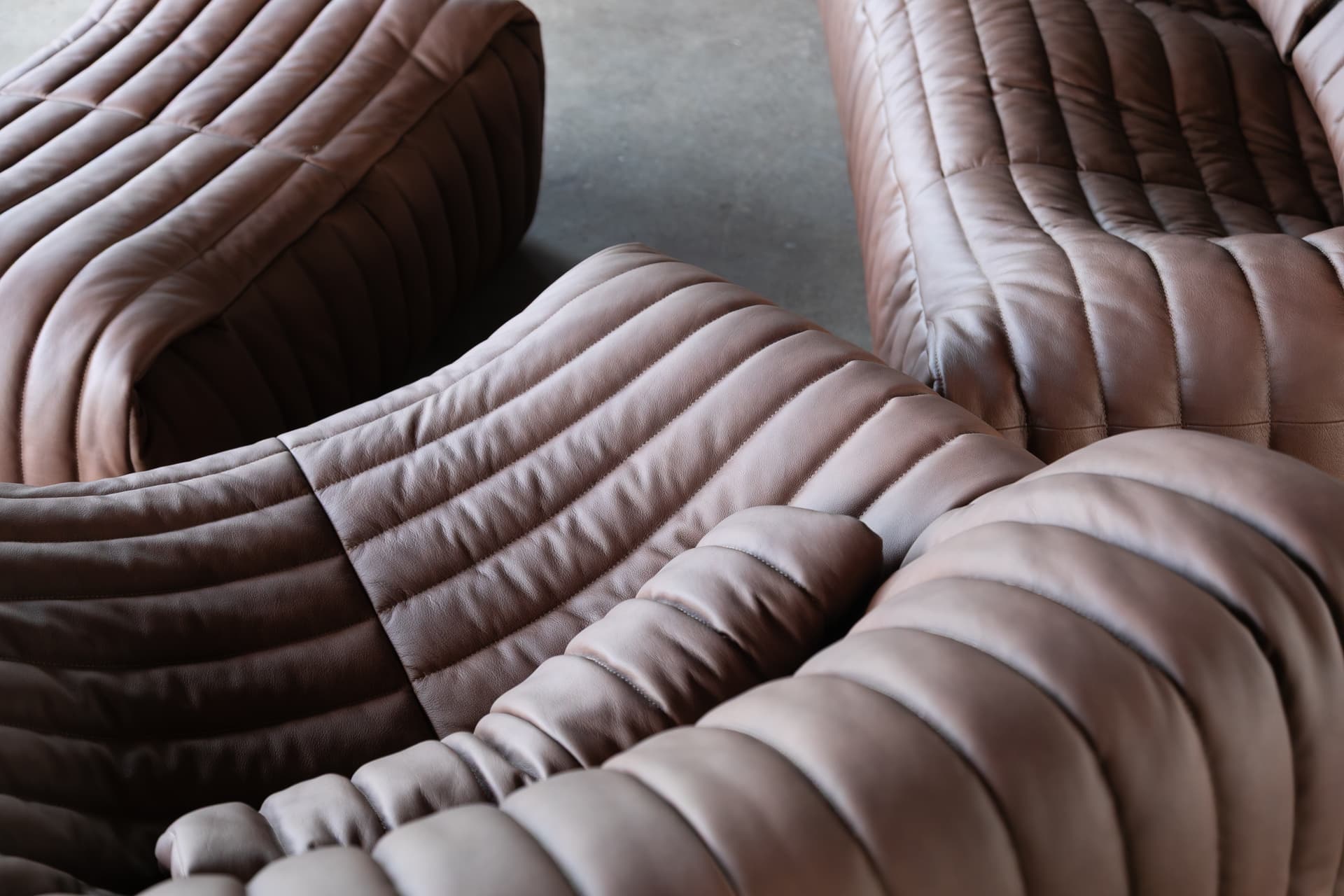 Dwuosobowa sofa Sandra, jasnobrązowa, proj. A. Hiéronimus, Ligne Roset, lata 70. - 157737