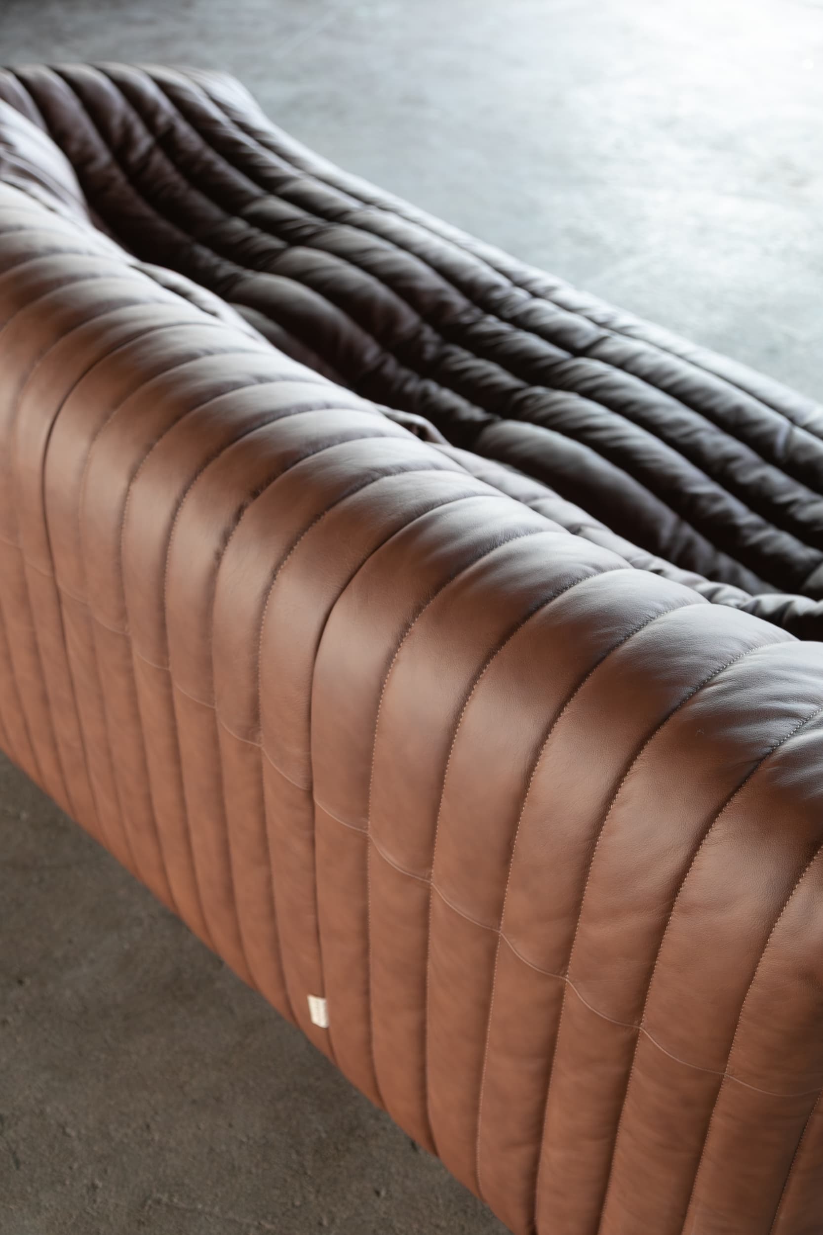 Dwuosobowa sofa Sandra, jasnobrązowa, proj. A. Hiéronimus, Ligne Roset, lata 70. - 157734