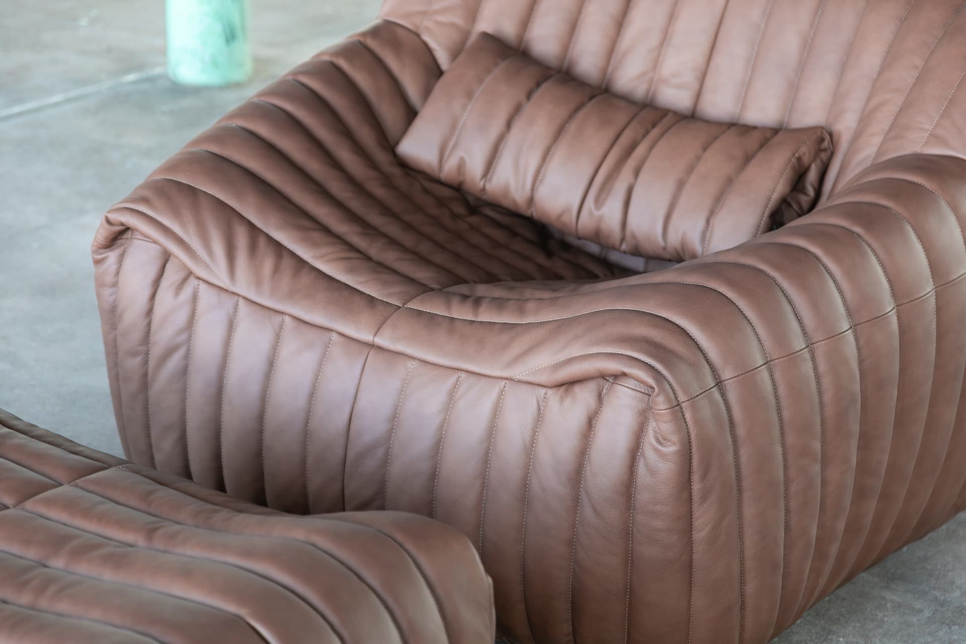 Sofa z podnóżkiem Sandra, jasnobrązowa, proj. A. Hiéronimus, Ligne Roset, lata 70. - 157865