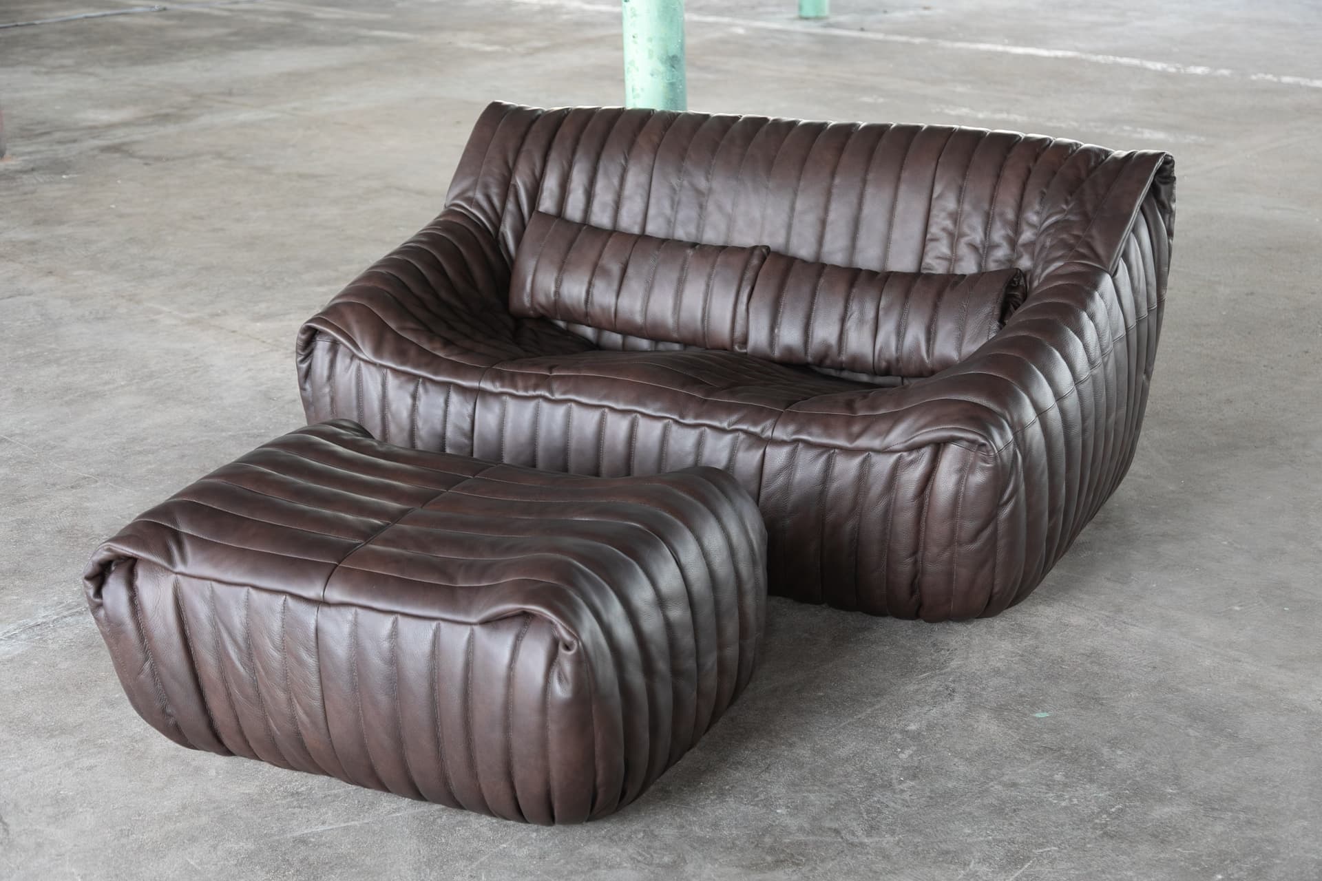 Dwuosobowa sofa z podnóżkiem Sandra, brązowa, proj. A. Hiéronimus, Ligne Roset, lata 70. - 157876