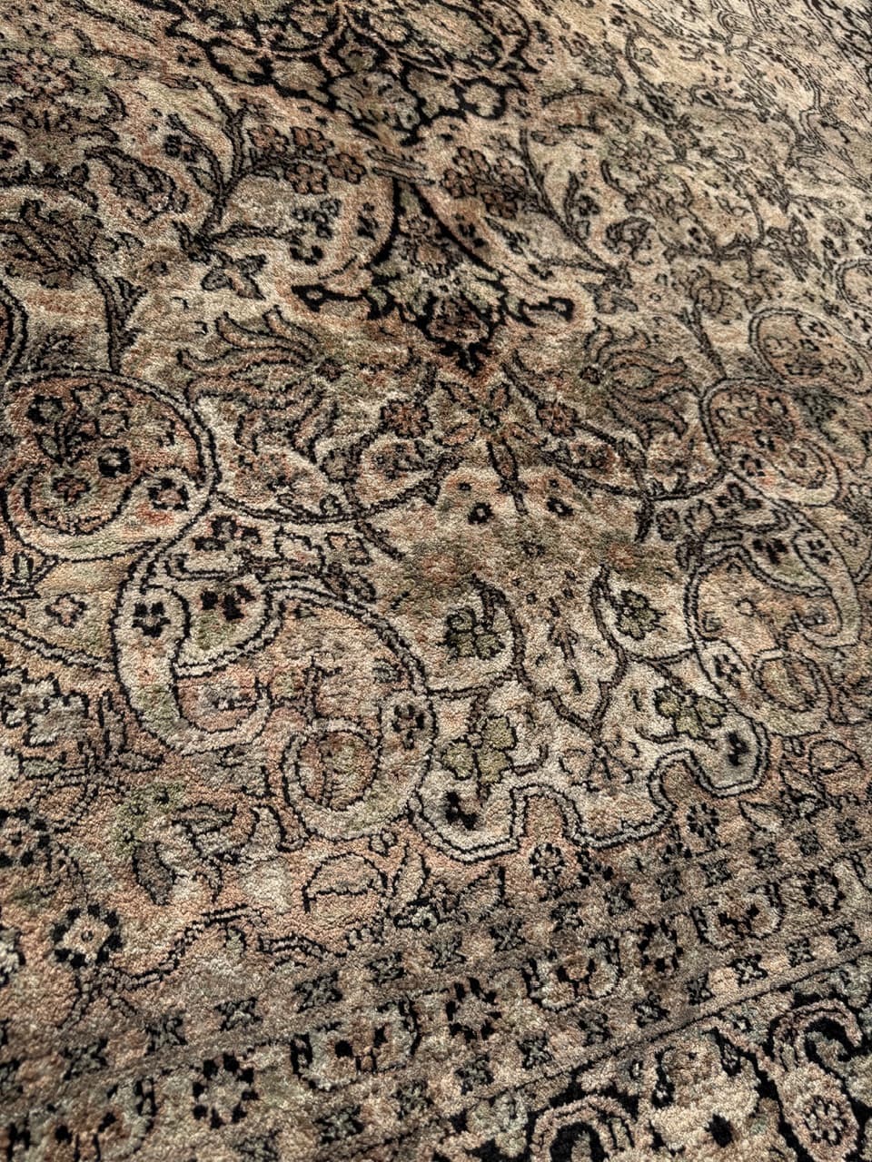 Rug Ghoum, 315x210 cm, beige silk, India, 1990s. - 157944