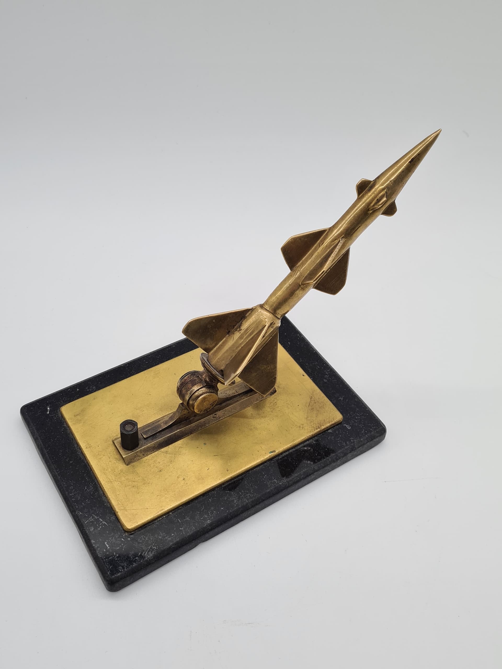Figurka rakiety Space Age, brąz złoty, marmur czarny, lata 70. - 157963