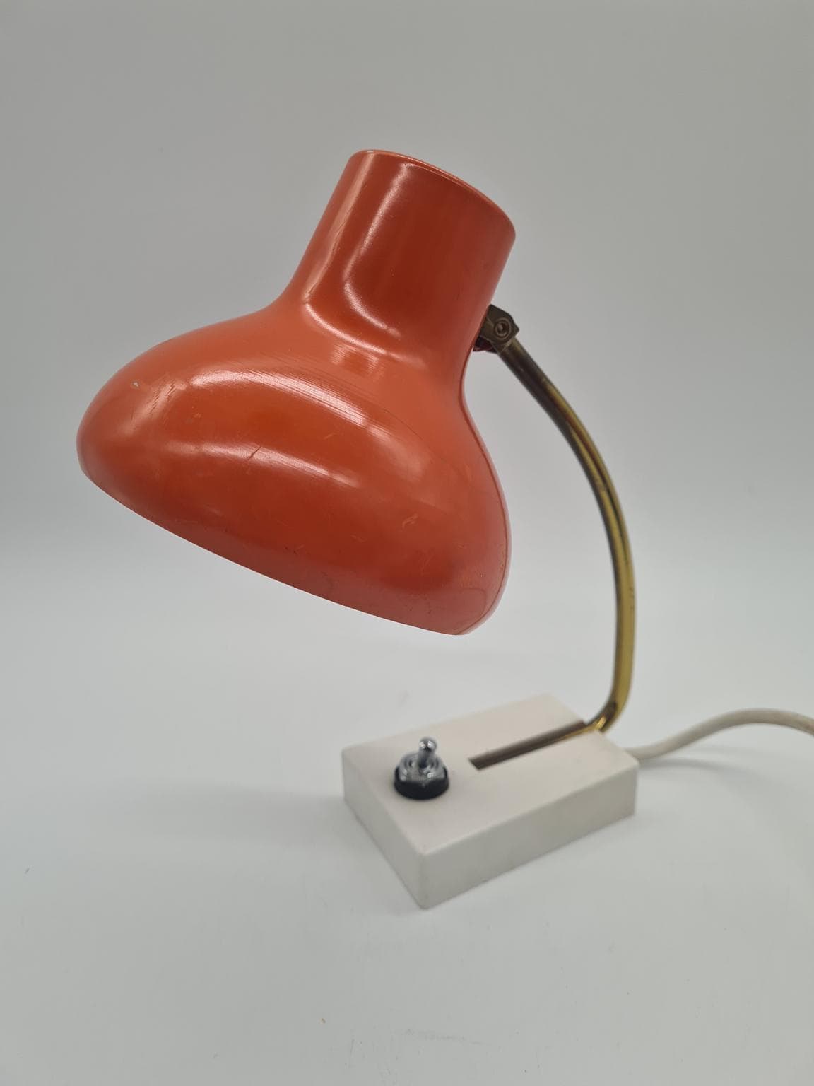 Lampa biurkowa, pomarańczowy metal, mosiądz, lata 70. - 158045