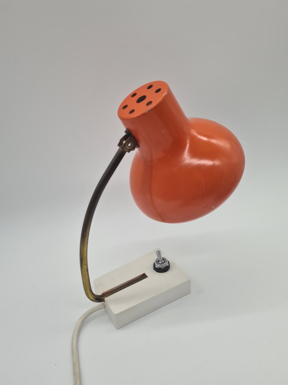 Lampa biurkowa, pomarańczowy metal, mosiądz, lata 70. - 158046