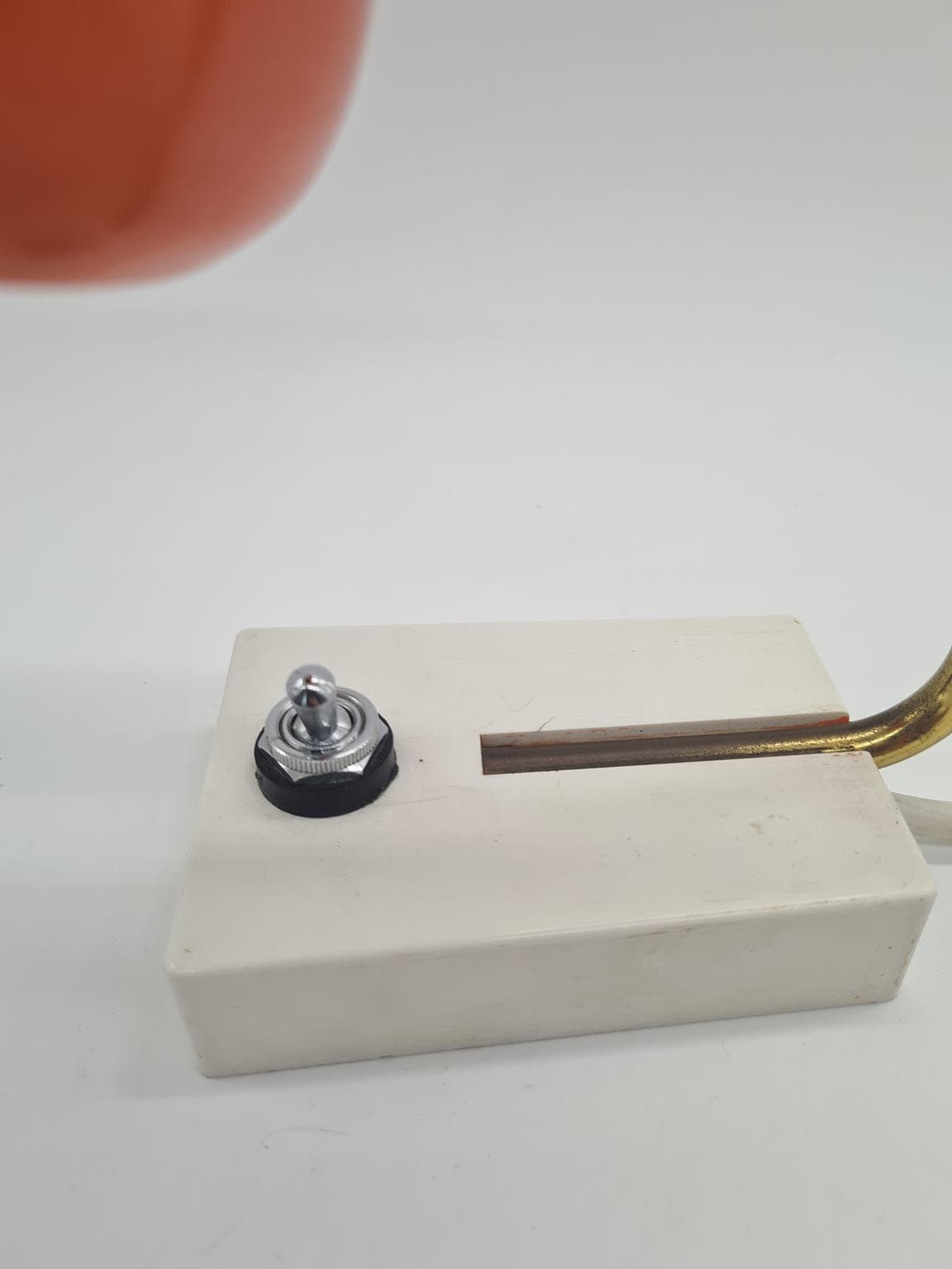 Lampa biurkowa, pomarańczowy metal, mosiądz, lata 70. - 158042