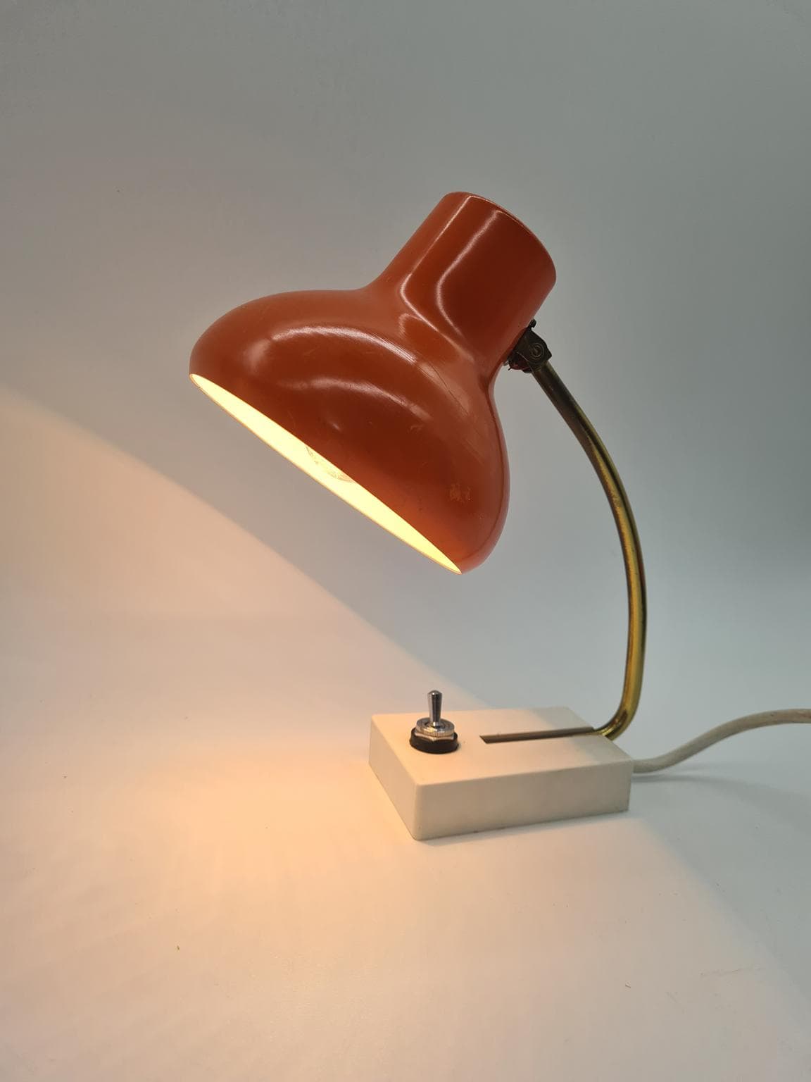 Lampa biurkowa, pomarańczowy metal, mosiądz, lata 70. - 158043