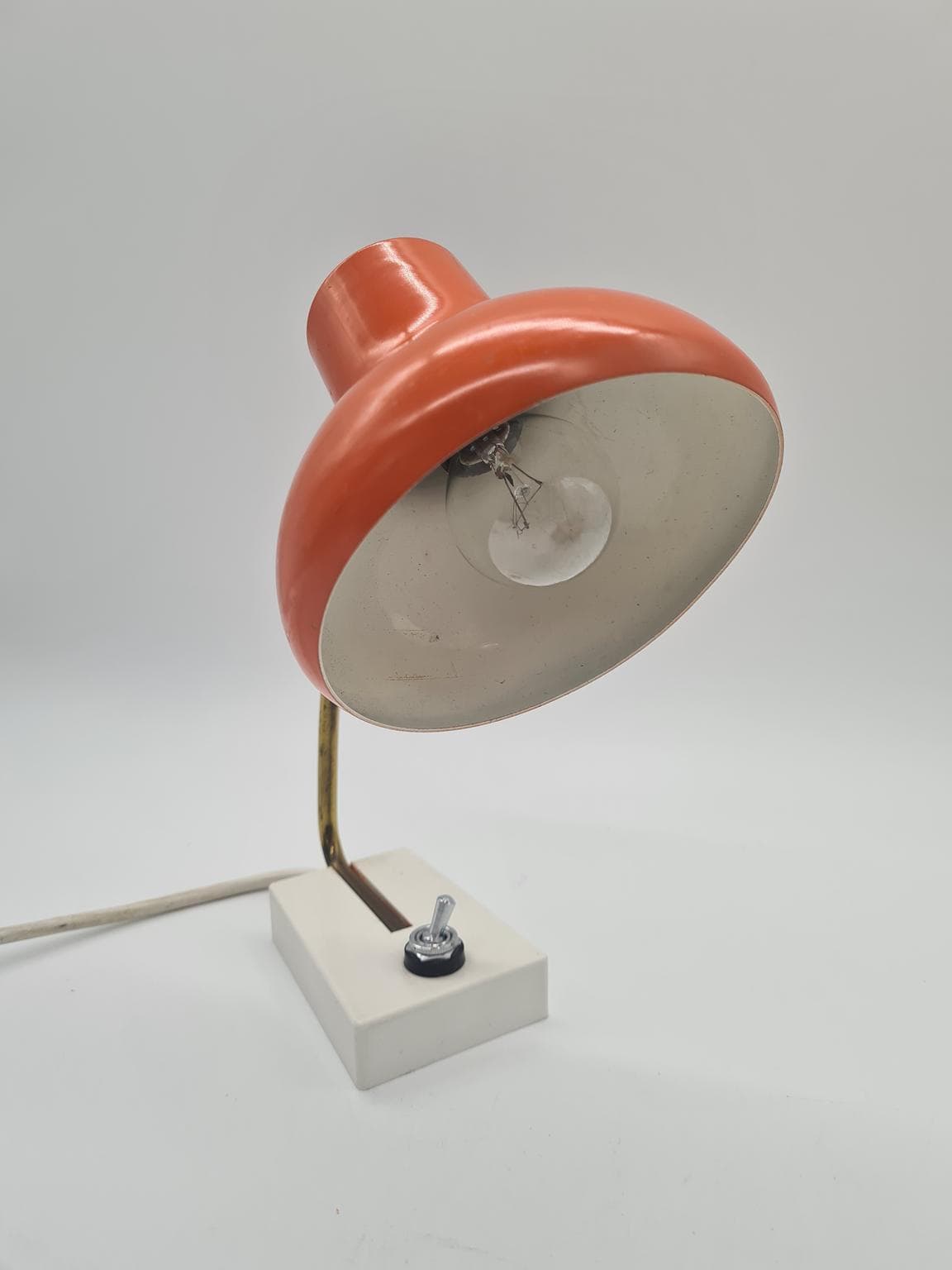 Lampa biurkowa, pomarańczowy metal, mosiądz, lata 70. - 158047