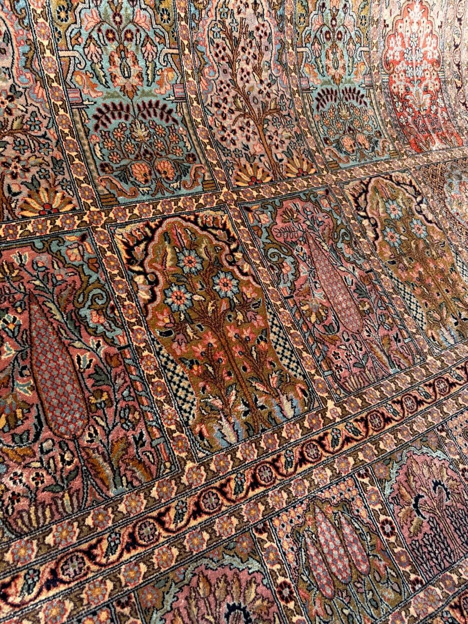 Carpet Ghoum/Qom 325x215 cm, ivory white silk, India, 1990s. - 158083