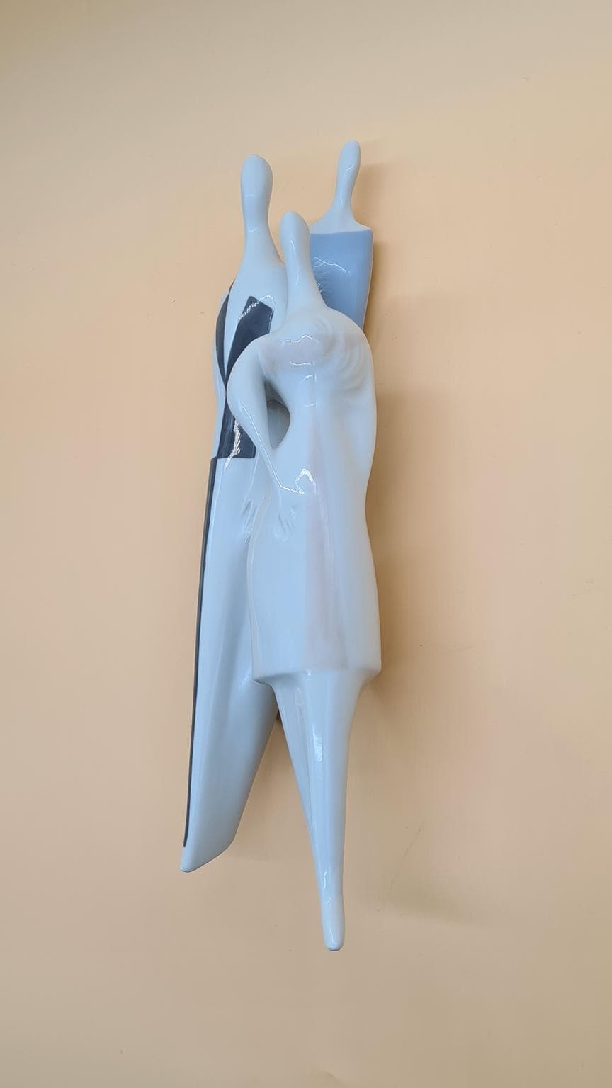 Figurka, styl brukselski, porcelana niebieska, Royal Dux Bohemia, Czechosłowacja, lata 50. - 158124