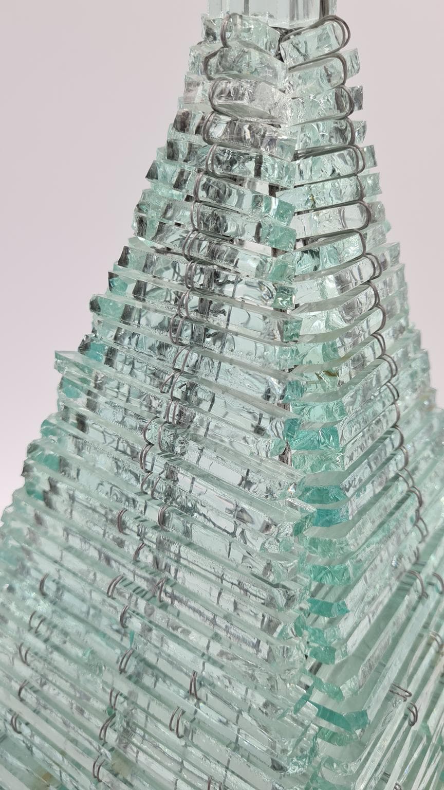 Lampa stołowa piramida, szkło transparent, metal, Francja, lata 70. - 158153