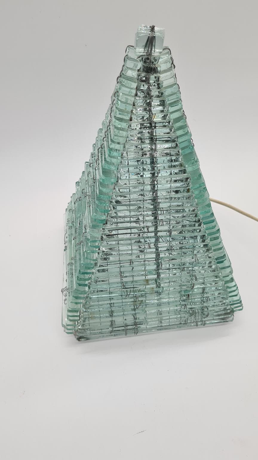 Lampa stołowa piramida, szkło transparent, metal, Francja, lata 70. - 158150