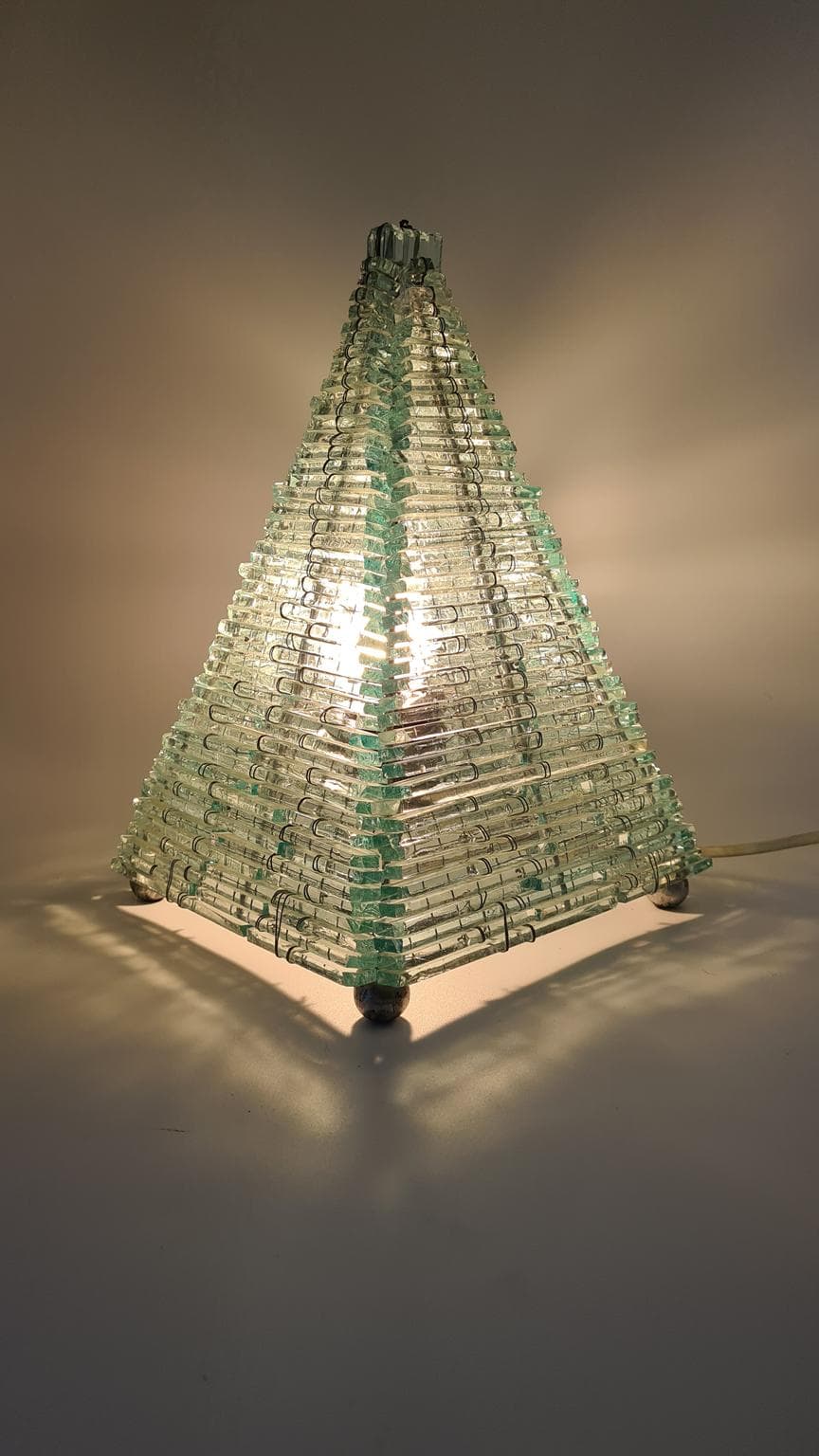 Lampa stołowa piramida, szkło transparent, metal, Francja, lata 70. - 158151