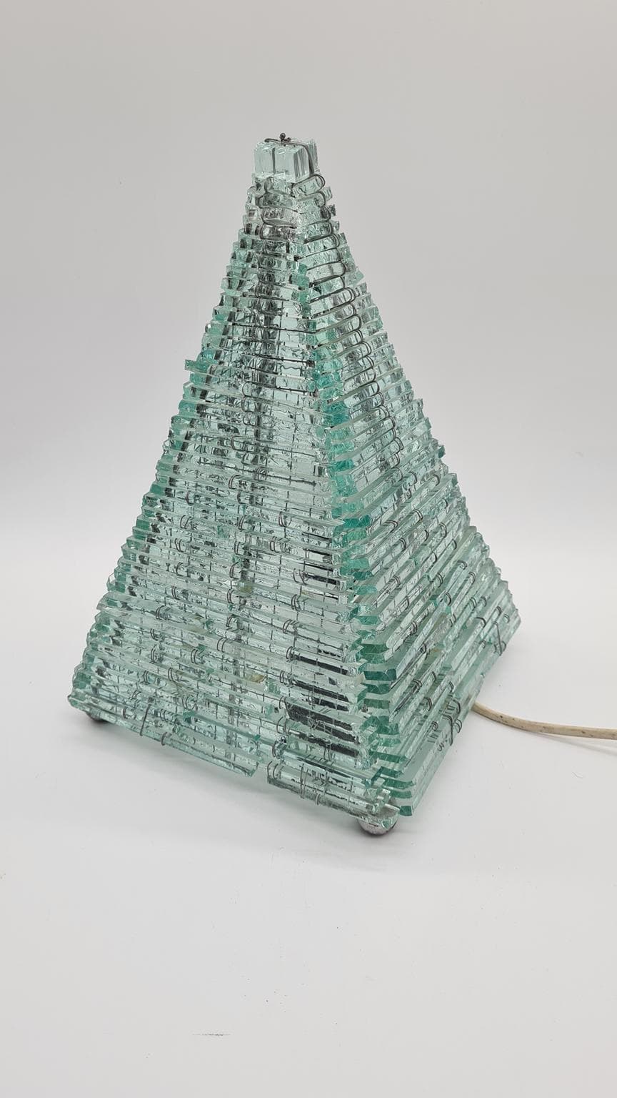 Lampa stołowa piramida, szkło transparent, metal, Francja, lata 70. - 158148