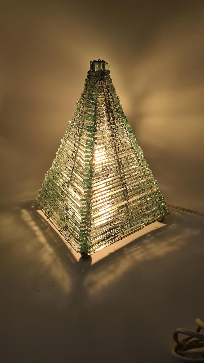 Lampa stołowa piramida, szkło transparent, metal, Francja, lata 70. - 158152