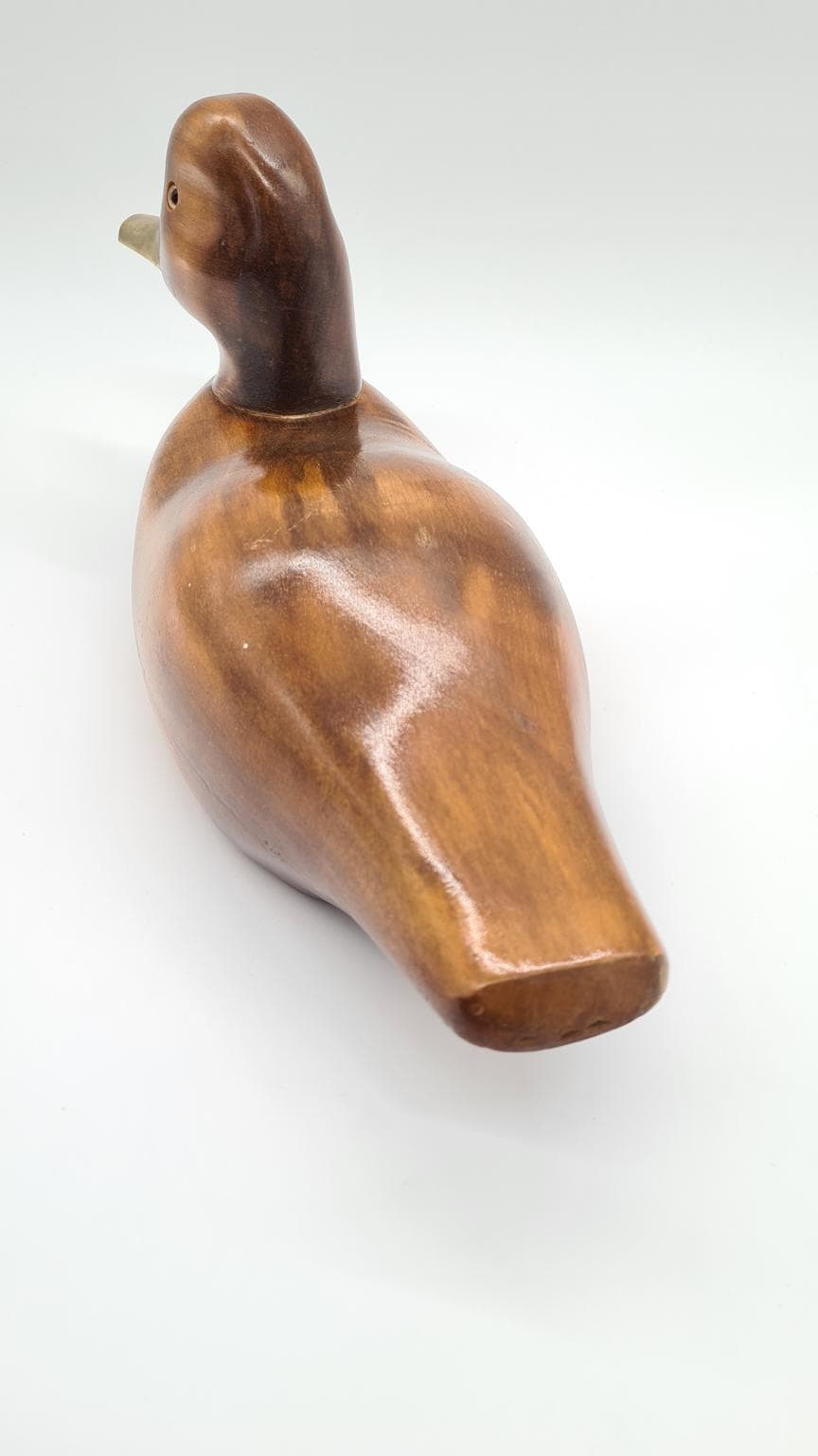 Figura dekoracyjna kaczka, drewno jasnobrązowe, mosiądz, szkło, Niemcy, lata 70. - 158210