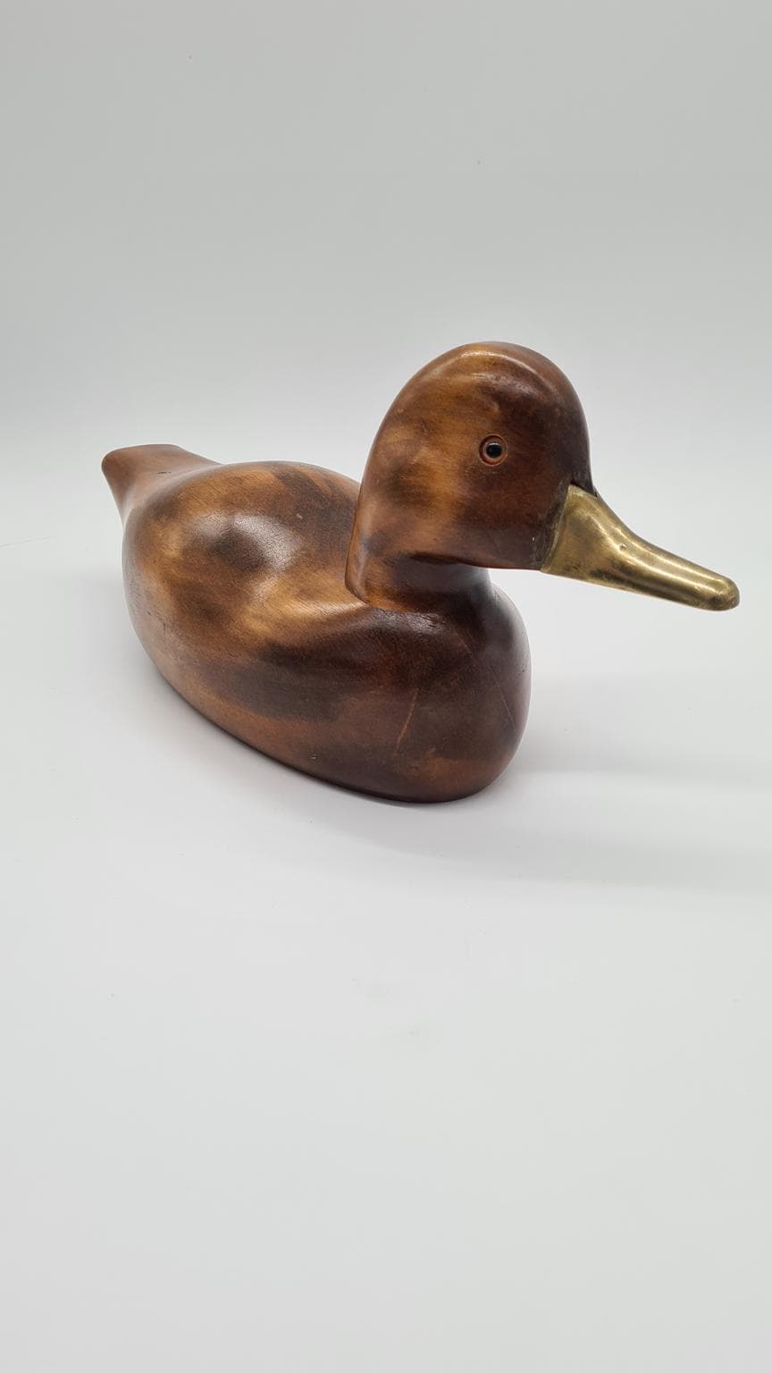 Figura dekoracyjna kaczka, drewno jasnobrązowe, mosiądz, szkło, Niemcy, lata 70. - 158204