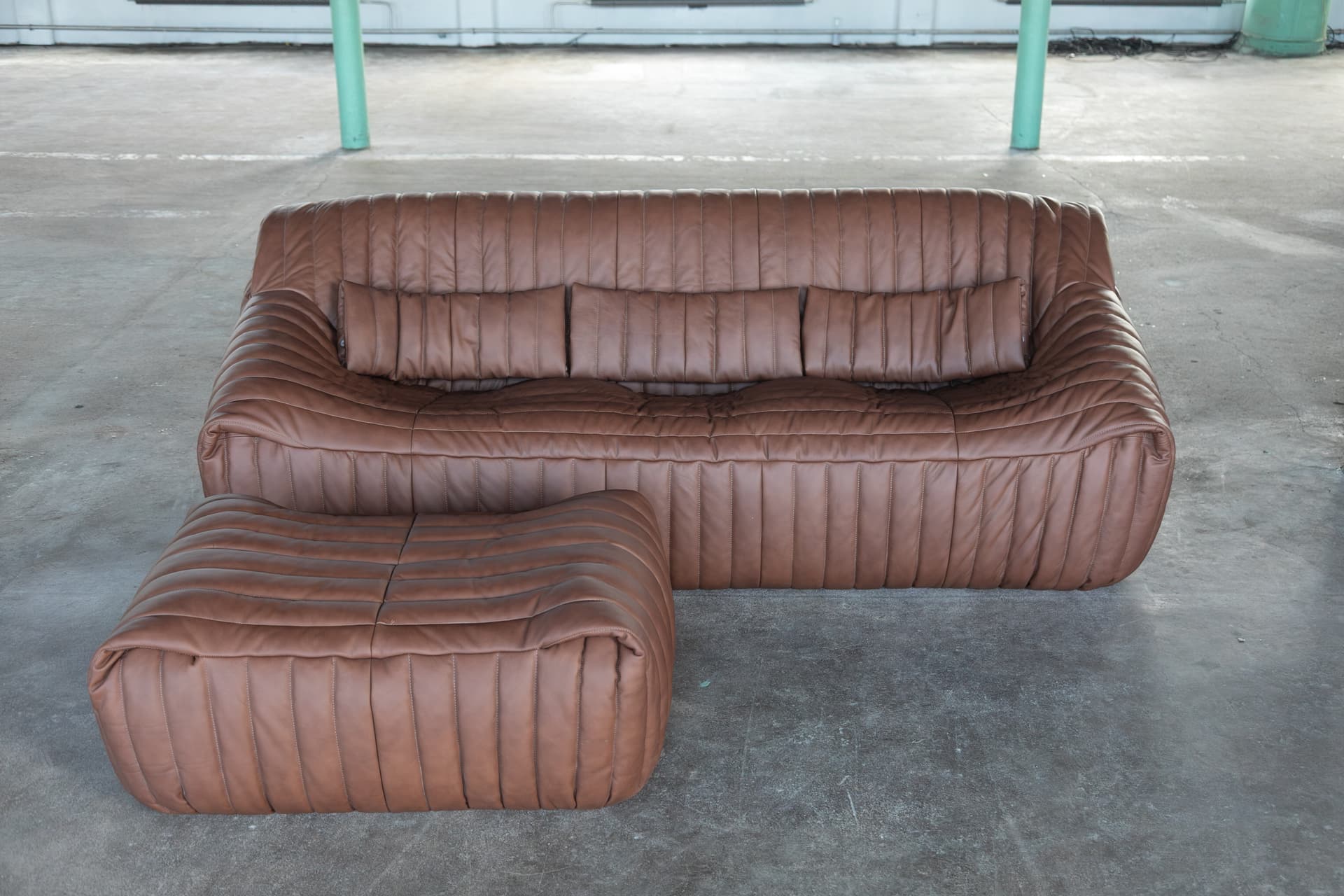 Trzyosobowa sofa z podnóżkiem Sandra, jasnobrązowa, proj. A. Hiéronimus, Ligne Roset, lata 70. - 158356