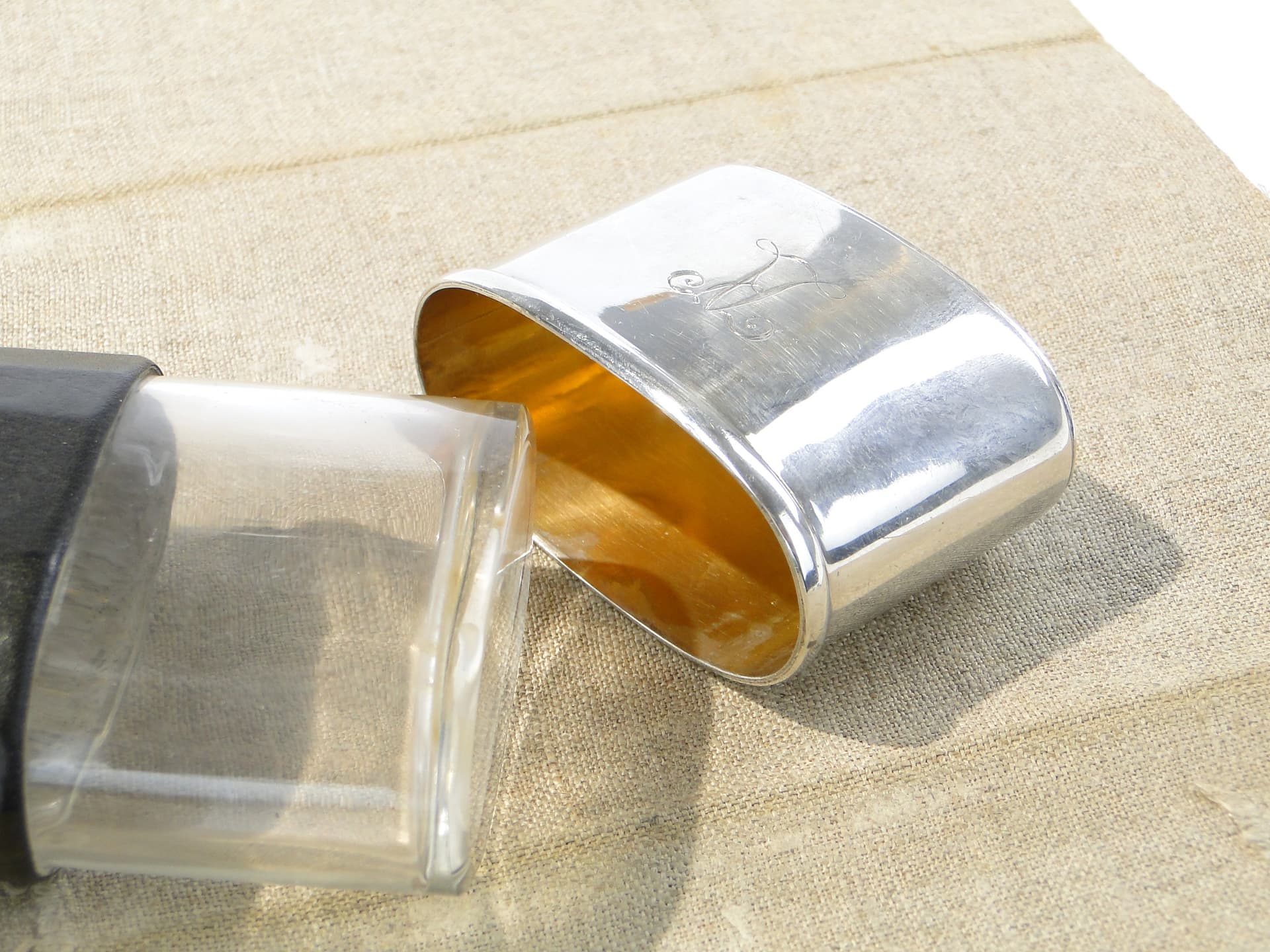 Piersiówka wiktoriańska, czarna skóra, szkło kryształowe, srebro, Wielka Brytania, początek XX wieku - 158393