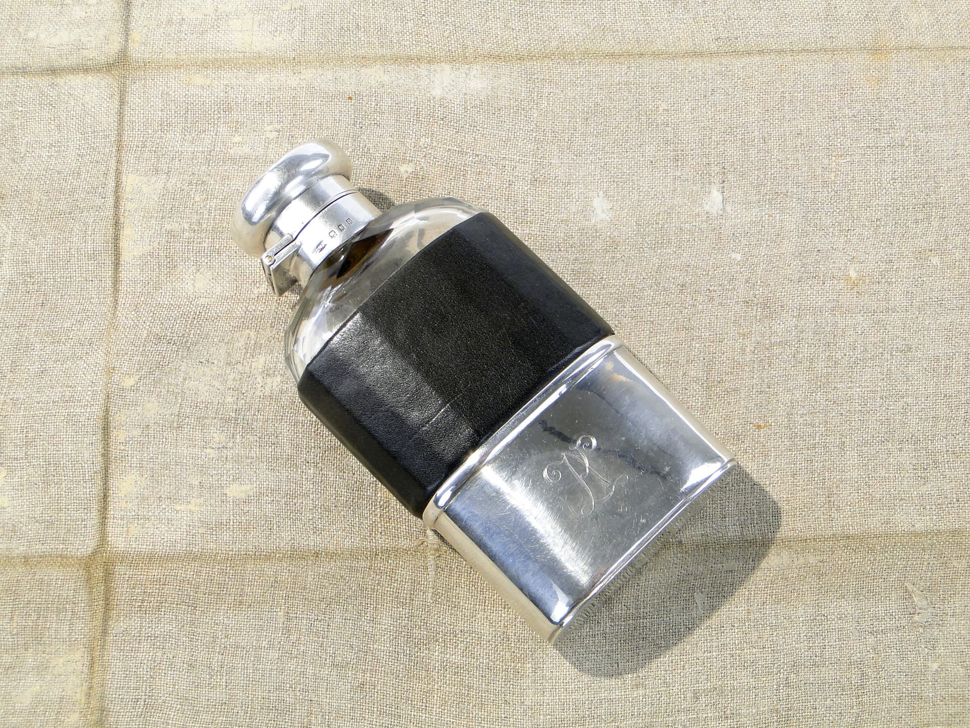 Piersiówka wiktoriańska, czarna skóra, szkło kryształowe, srebro, Wielka Brytania, początek XX wieku - 158387