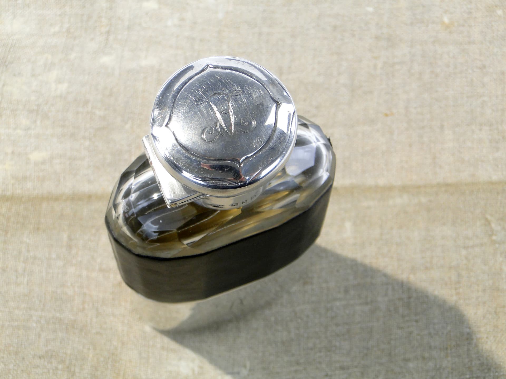 Piersiówka wiktoriańska, czarna skóra, szkło kryształowe, srebro, Wielka Brytania, początek XX wieku - 158390