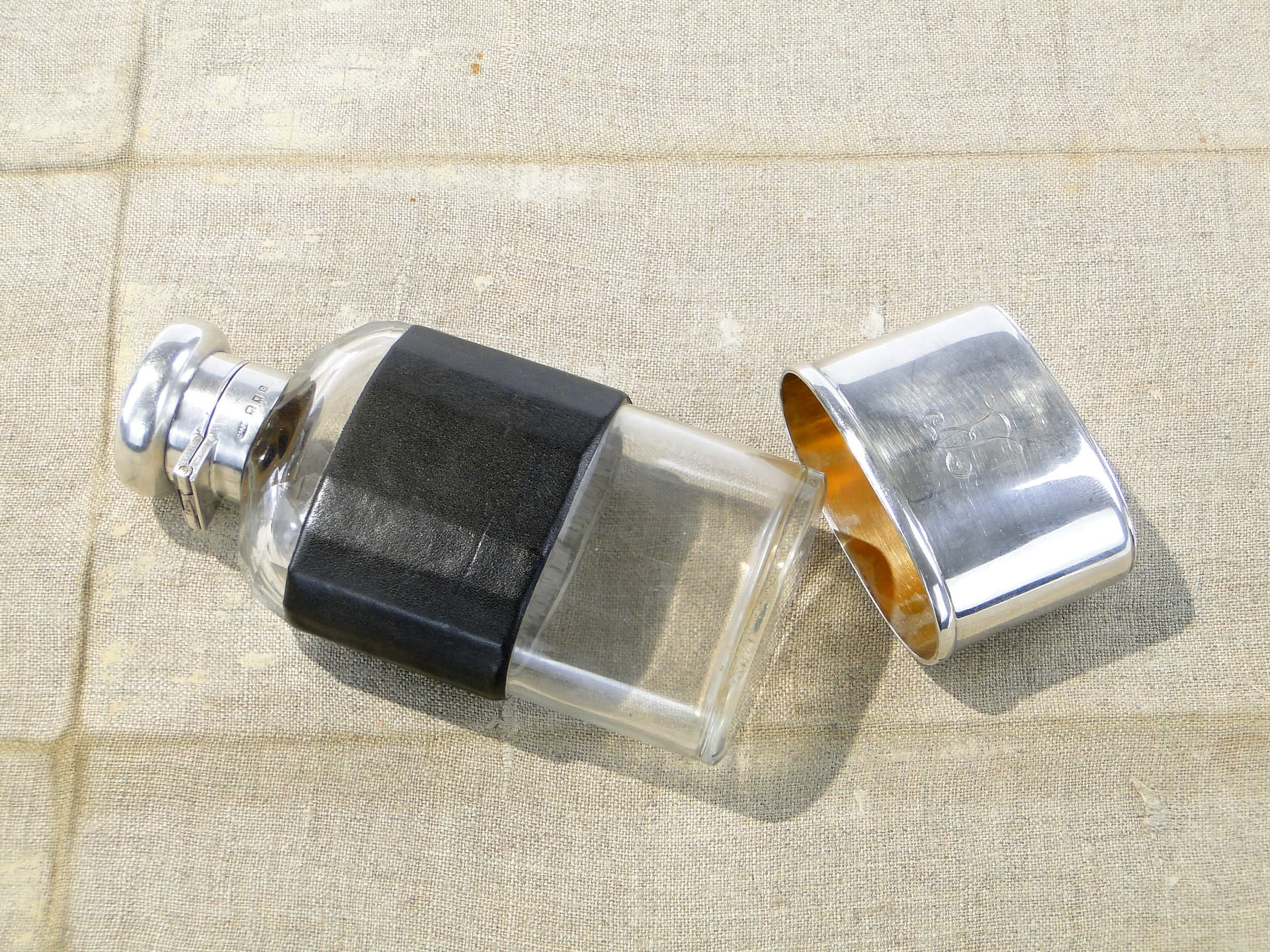 Piersiówka wiktoriańska, czarna skóra, szkło kryształowe, srebro, Wielka Brytania, początek XX wieku - 158400