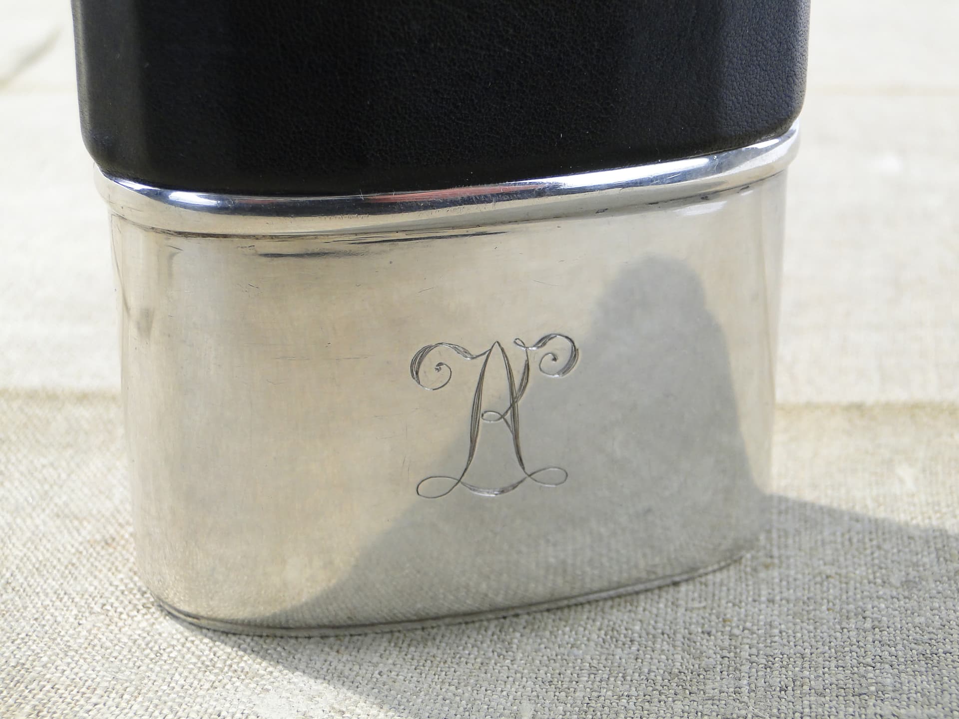 Piersiówka wiktoriańska, czarna skóra, szkło kryształowe, srebro, Wielka Brytania, początek XX wieku - 158389