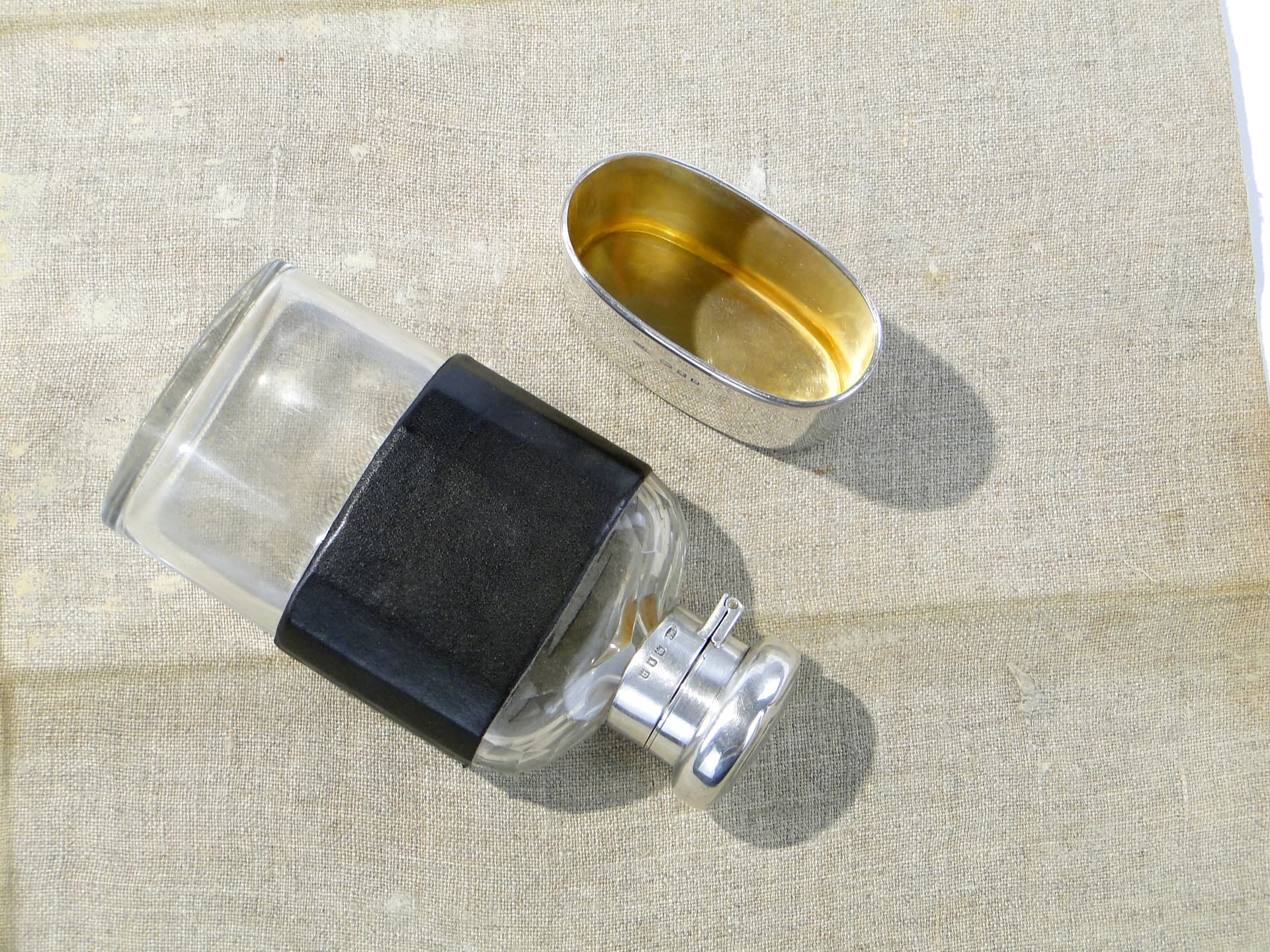 Piersiówka wiktoriańska, czarna skóra, szkło kryształowe, srebro, Wielka Brytania, początek XX wieku - 158394