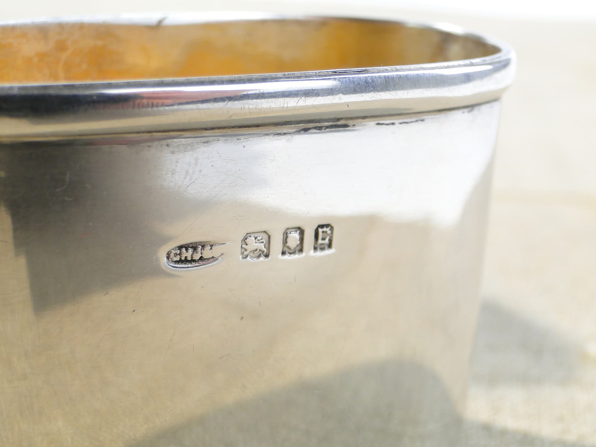 Piersiówka wiktoriańska, czarna skóra, szkło kryształowe, srebro, Wielka Brytania, początek XX wieku - 158398