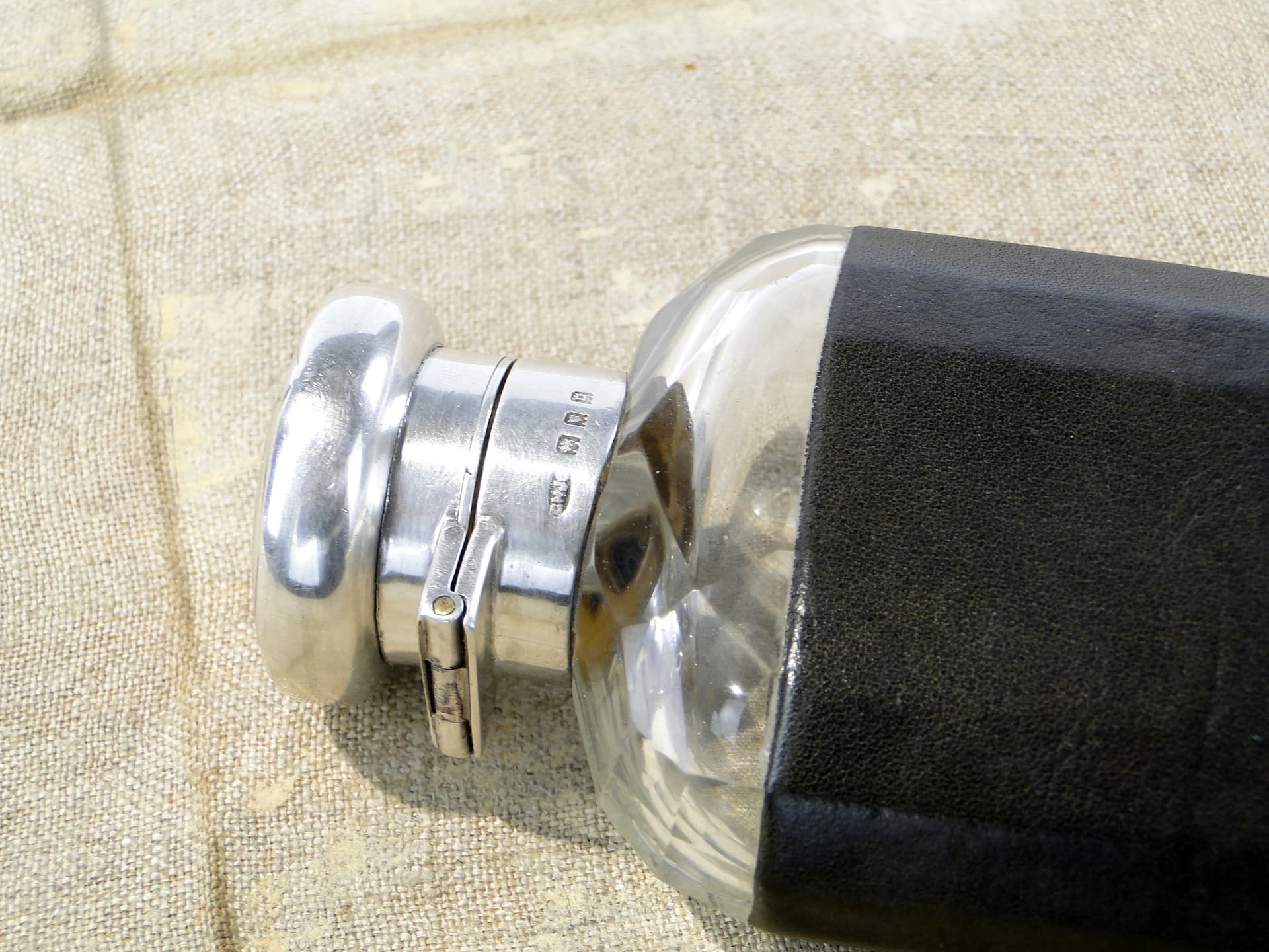 Piersiówka wiktoriańska, czarna skóra, szkło kryształowe, srebro, Wielka Brytania, początek XX wieku - 158395