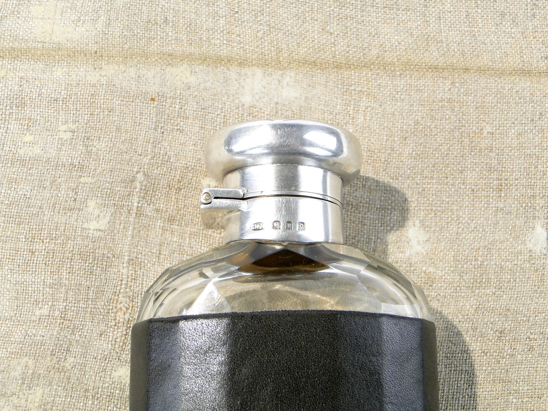 Piersiówka wiktoriańska, czarna skóra, szkło kryształowe, srebro, Wielka Brytania, początek XX wieku - 158391