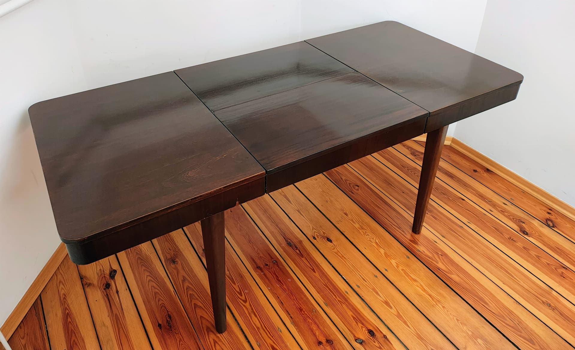 Stół rozkładany, orzech ciemnobrązowy, proj. J. Halabala, Czechosłowacja, lata 50. - 158769