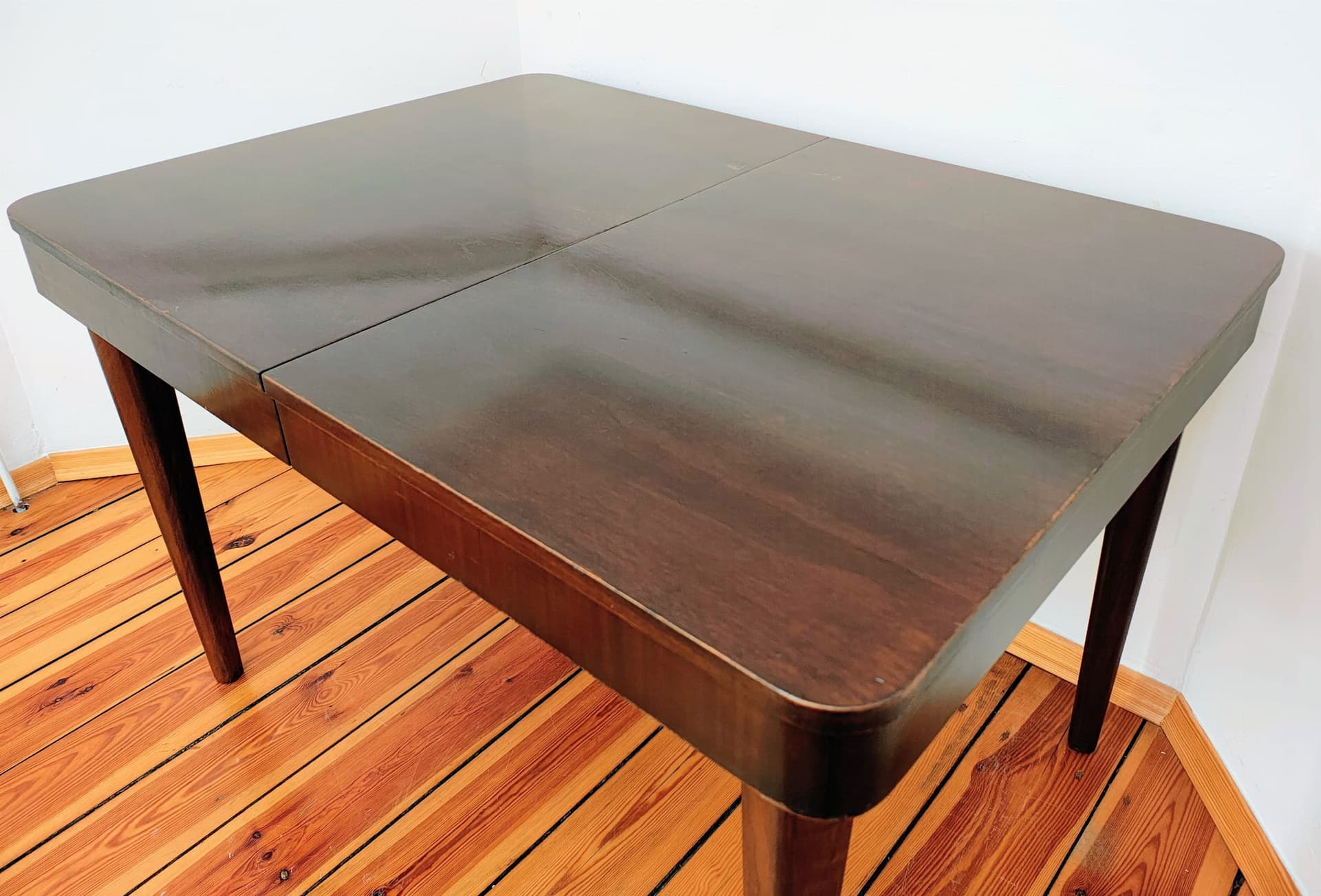 Stół rozkładany, orzech ciemnobrązowy, proj. J. Halabala, Czechosłowacja, lata 50. - 158763