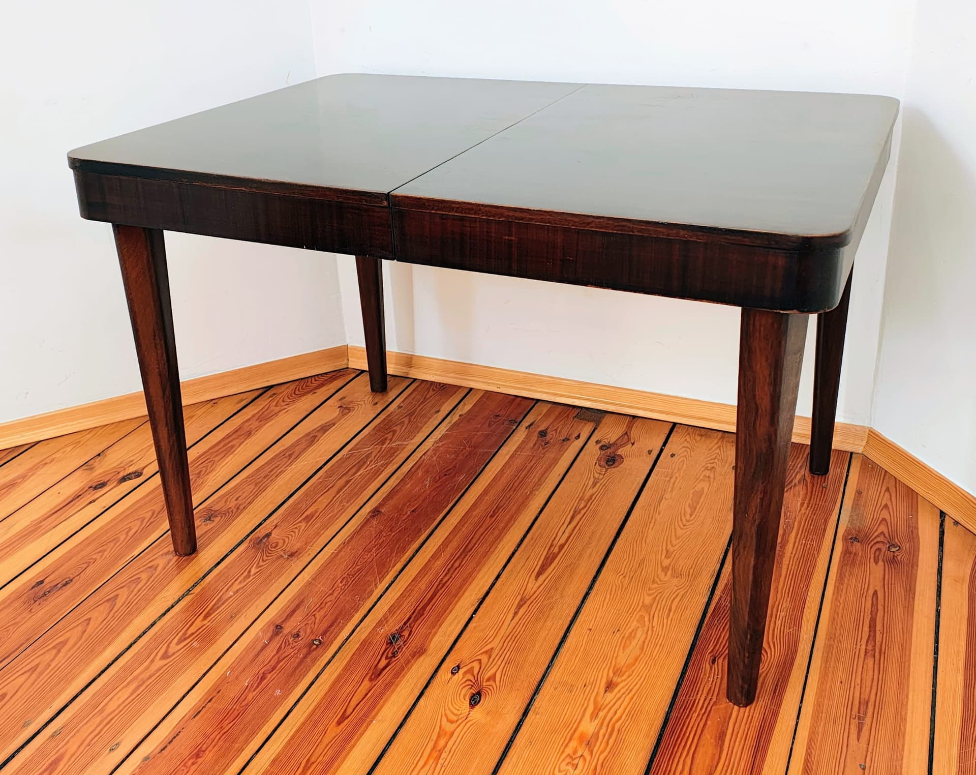 Stół rozkładany, orzech ciemnobrązowy, proj. J. Halabala, Czechosłowacja, lata 50. - 158765